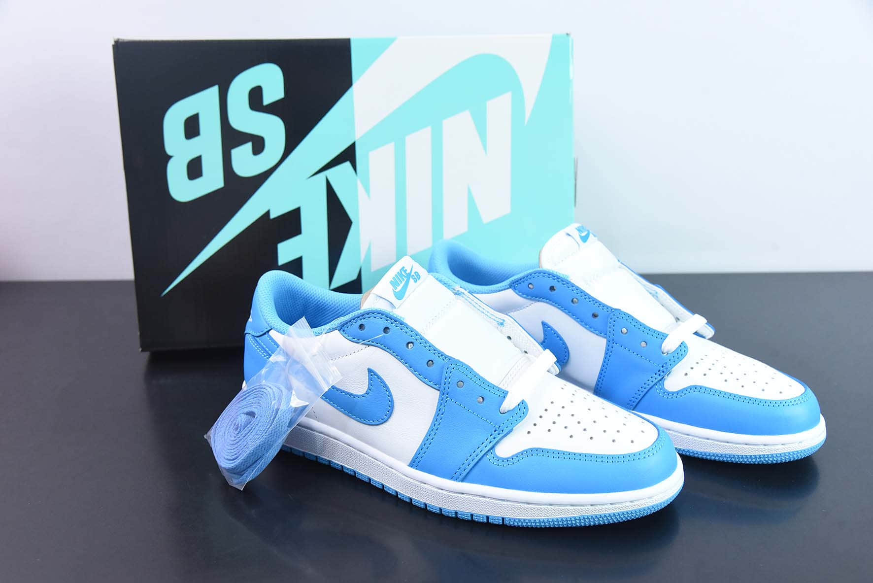 乔丹Air Jordan Eric Koston x Dunk SB x Air Jordan 1 LowCarolina BlueSB联名款北卡蓝白低帮篮球鞋纯原版本货号：CJ7891-401 