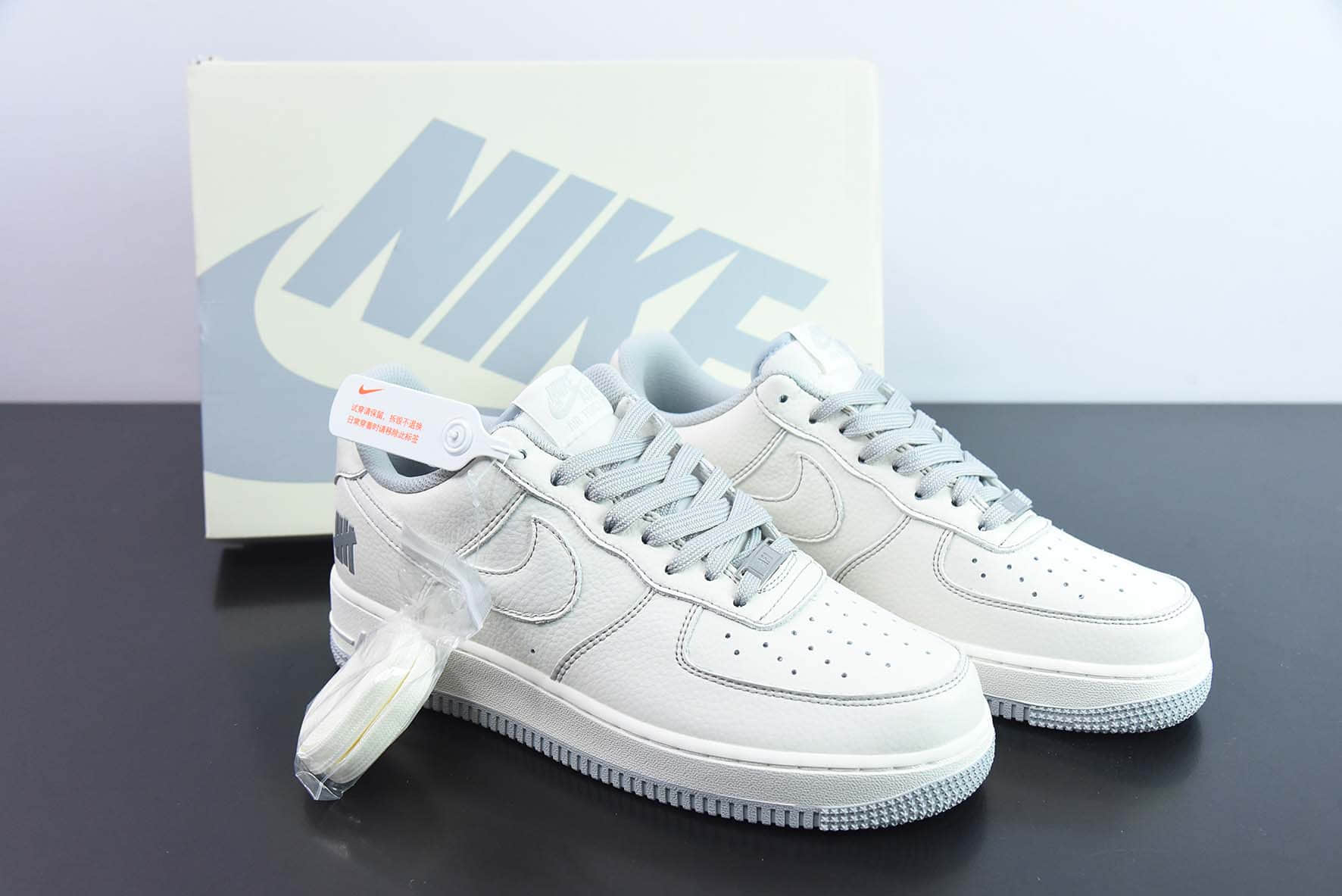 耐克Nike UNDEFEATED x Nike Air Force 1´07 LowBeigeGrey五道杠联名皮革米白浅灰空军一号经典低帮百搭休闲运动板鞋纯原版本 货号：UN1988-666