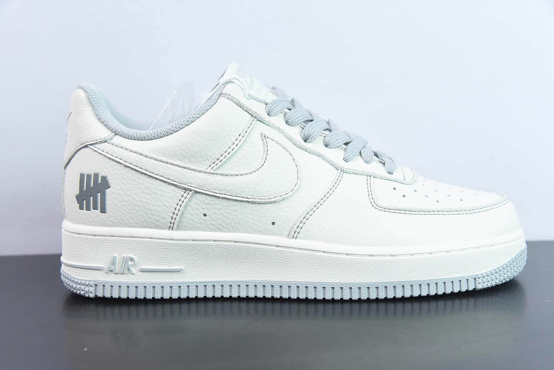 耐克Nike UNDEFEATED x Nike Air Force 1´07 LowBeigeGrey五道杠联名皮革米白浅灰空军一号经典低帮百搭休闲运动板鞋纯原版本 货号：UN1988-666