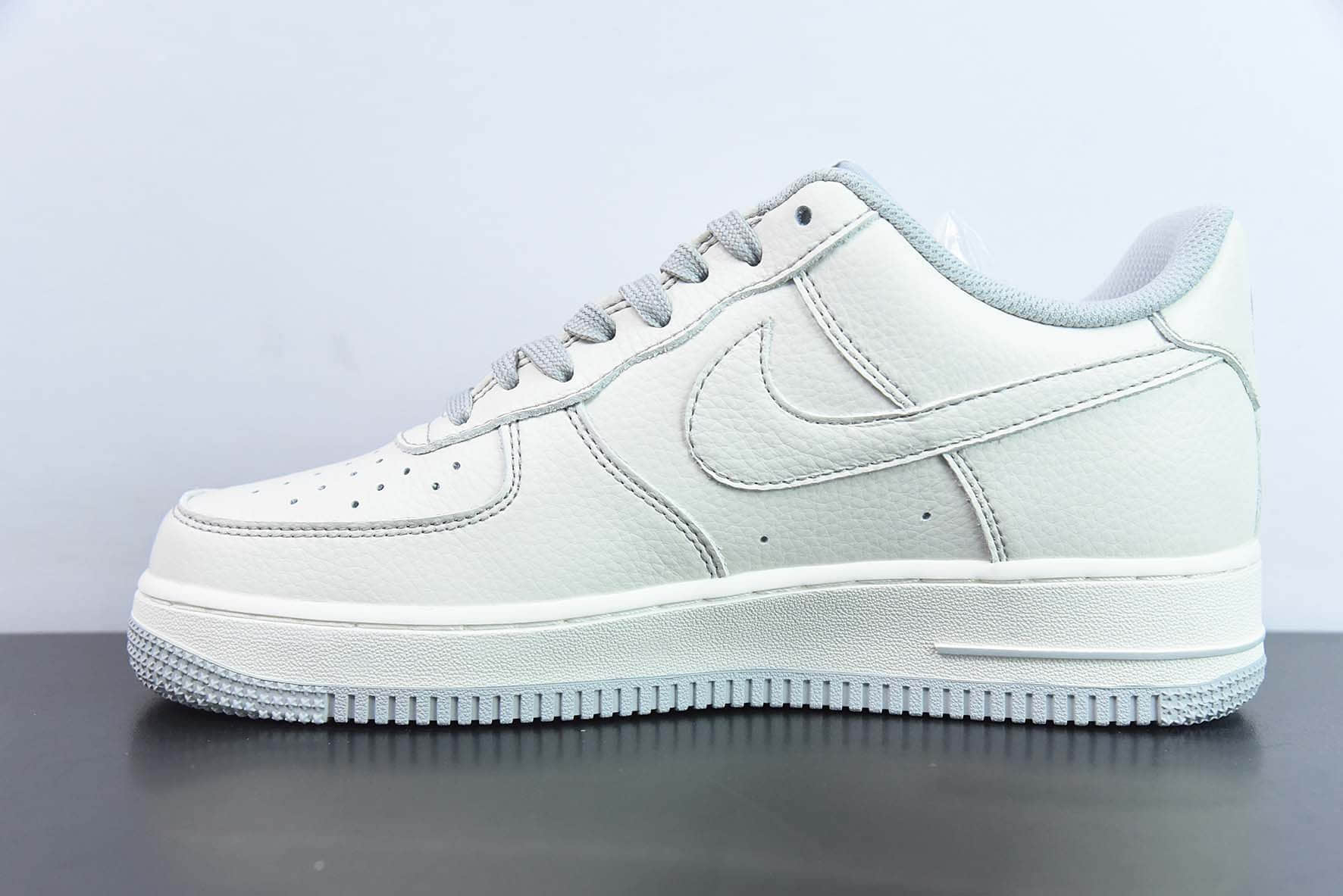 耐克Nike UNDEFEATED x Nike Air Force 1´07 LowBeigeGrey五道杠联名皮革米白浅灰空军一号经典低帮百搭休闲运动板鞋纯原版本 货号：UN1988-666