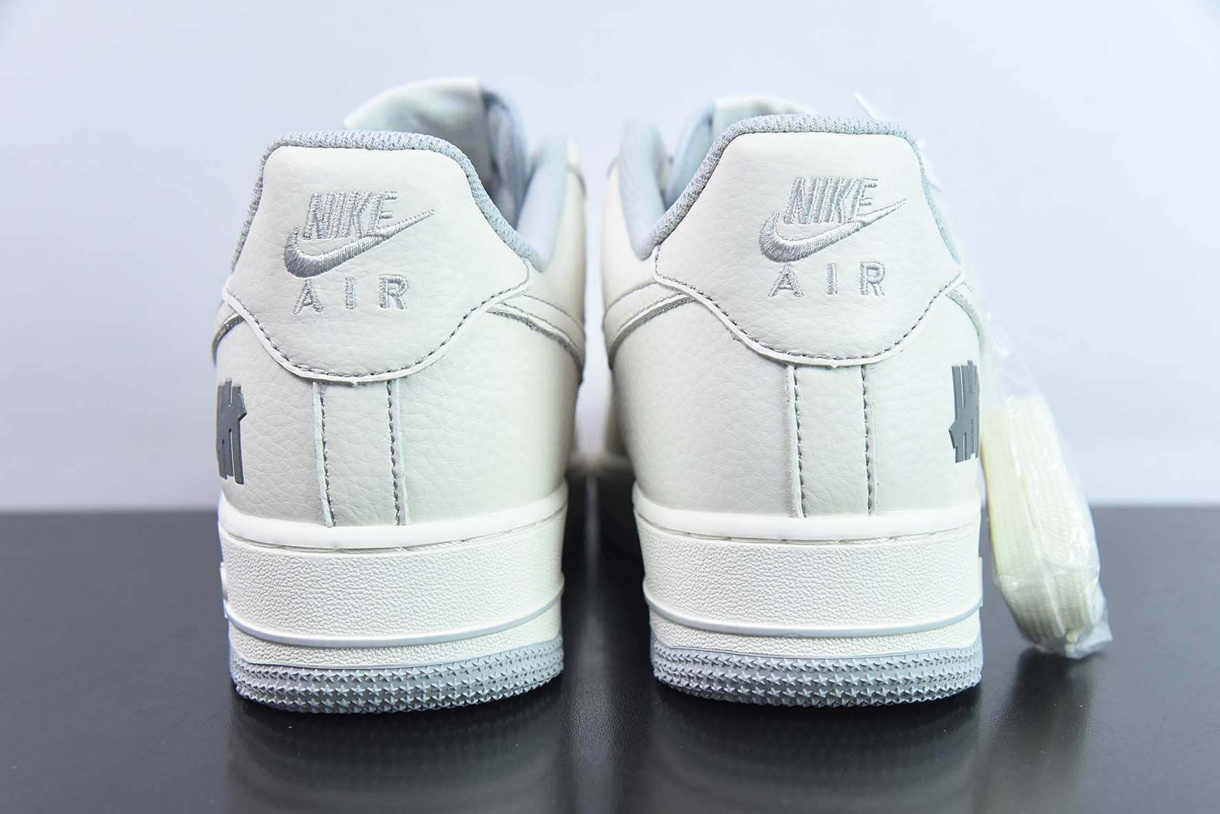 耐克Nike UNDEFEATED x Nike Air Force 1´07 LowBeigeGrey五道杠联名皮革米白浅灰空军一号经典低帮百搭休闲运动板鞋纯原版本 货号：UN1988-666