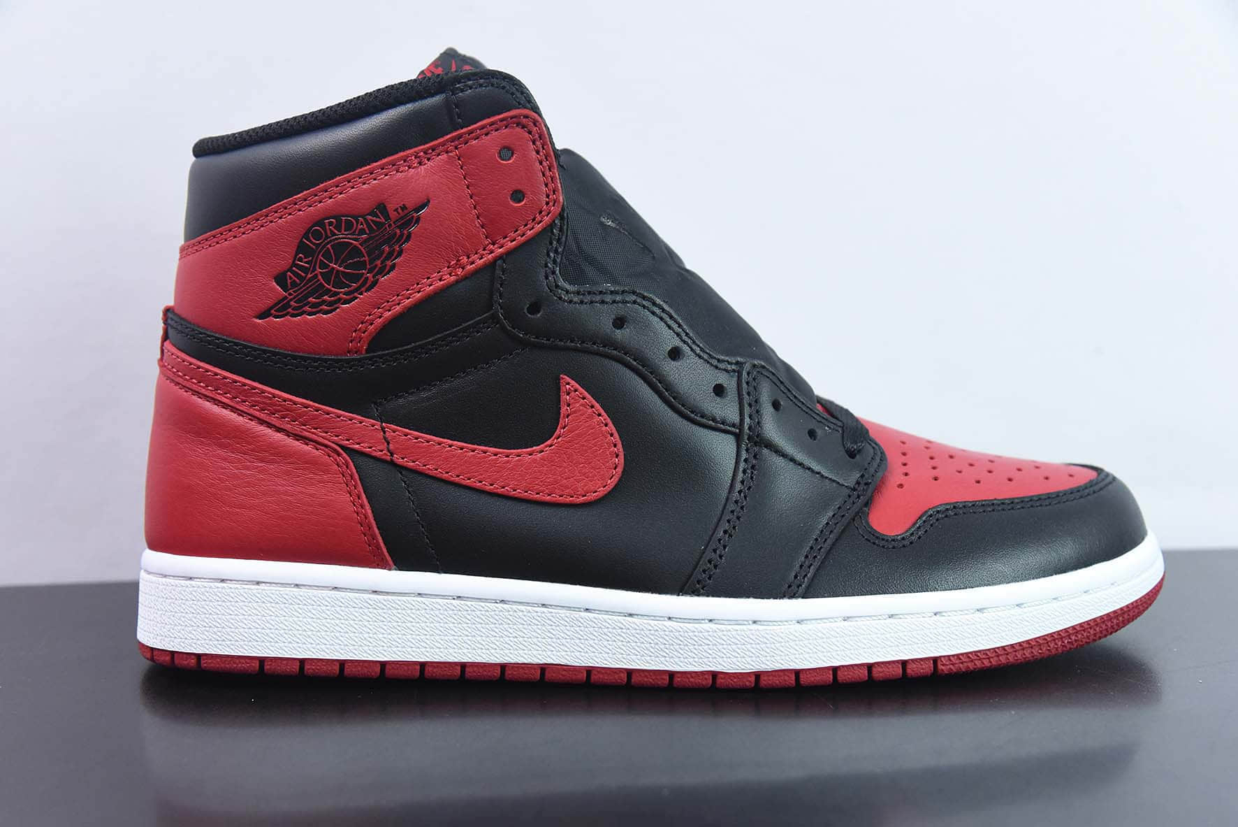 乔丹Air Jordan 1 Retro Bred BannedAJ1 黑红禁穿高帮复古篮球鞋纯原版本 货号：555088-001 