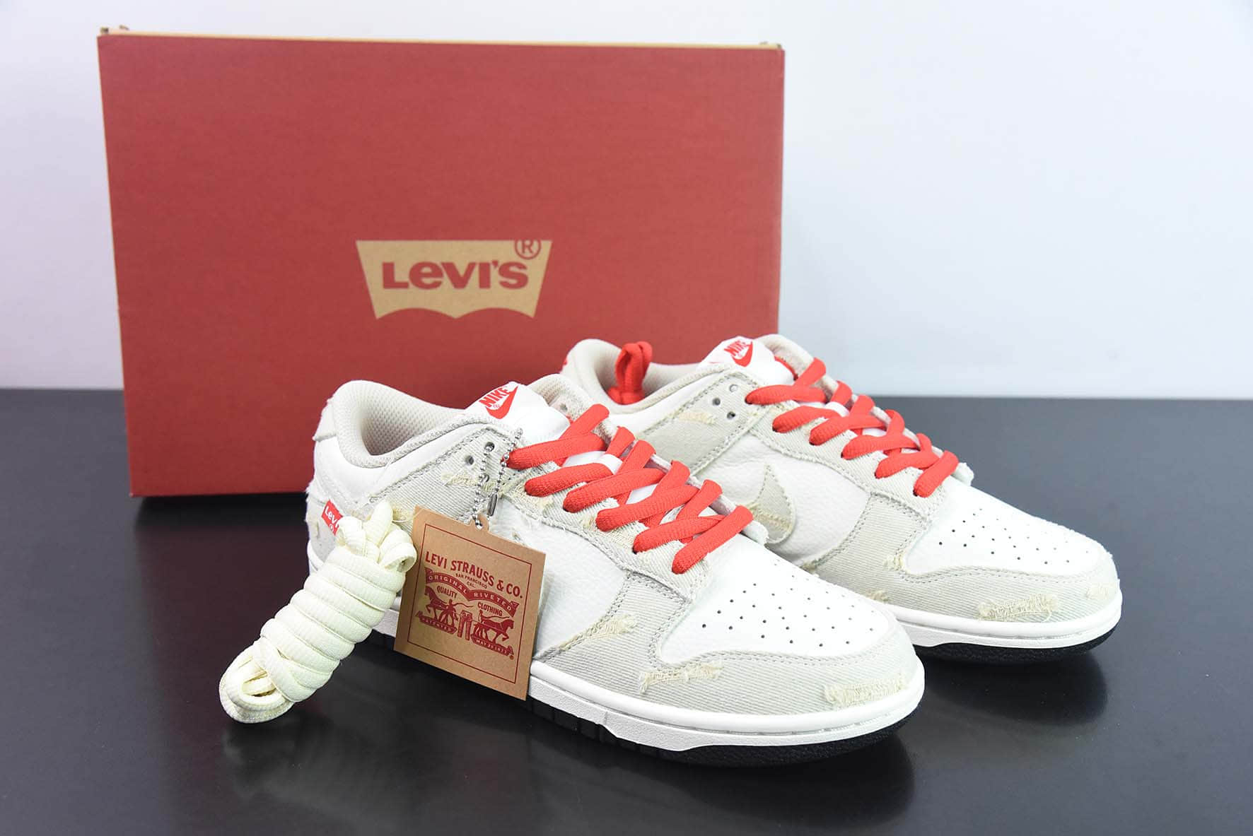 耐克Nike Levi's x Nike Dunk Low Exclusive Denim“李维斯联名拼接白米灰磨破牛仔布SB低帮复古板鞋纯原版本 货号：LE0021-003 