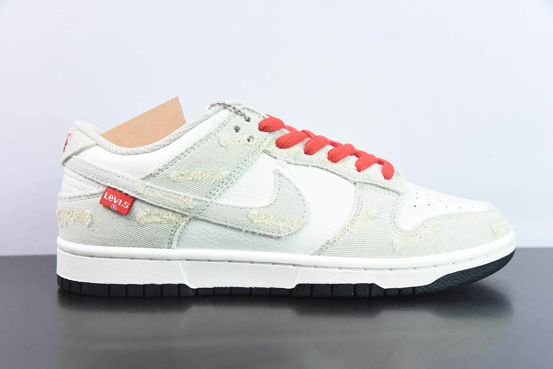 耐克Nike Levi's x Nike Dunk Low Exclusive Denim“李维斯联名拼接白米灰磨破牛仔布SB低帮复古板鞋纯原版本 货号：LE0021-003 