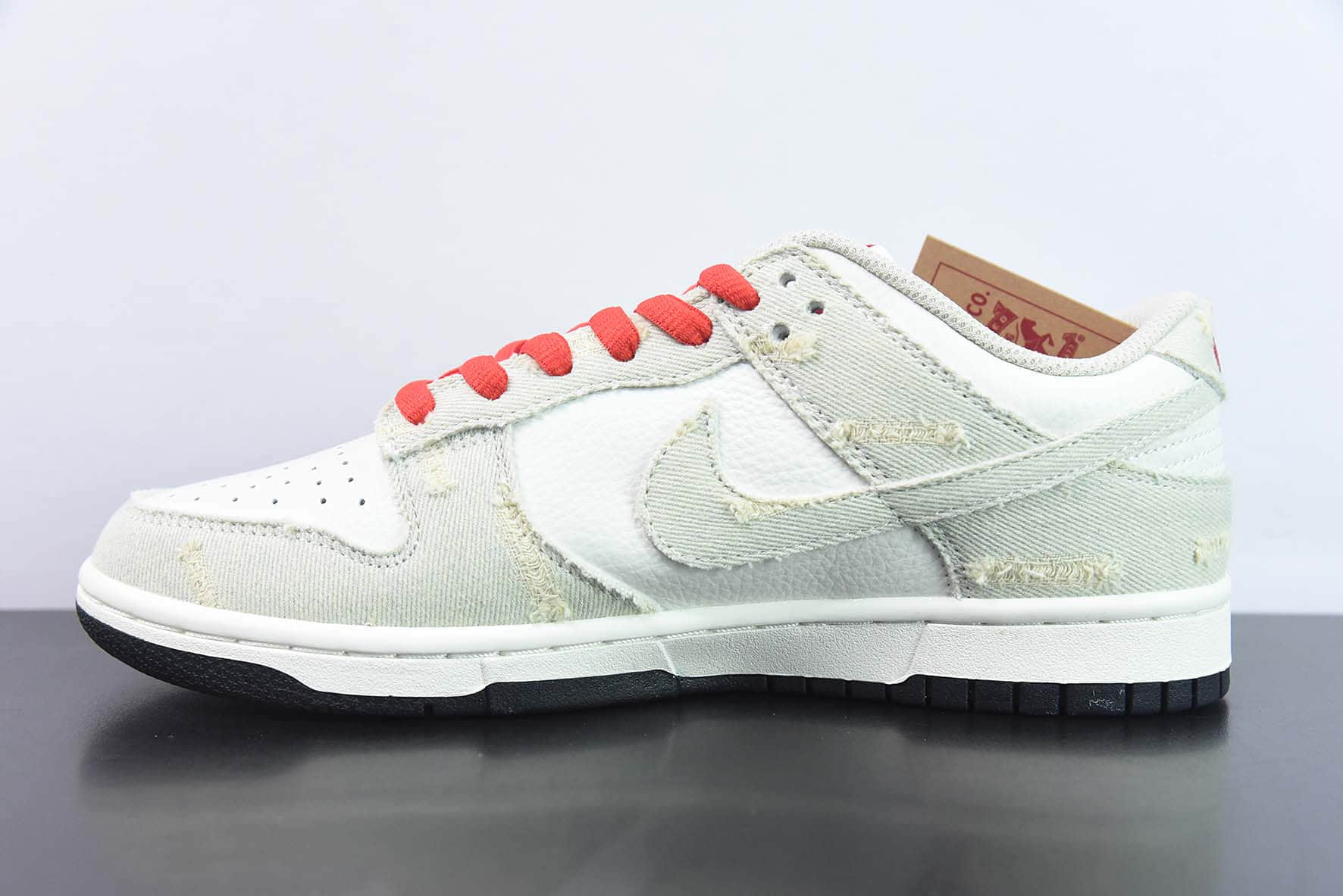 耐克Nike Levi's x Nike Dunk Low Exclusive Denim“李维斯联名拼接白米灰磨破牛仔布SB低帮复古板鞋纯原版本 货号：LE0021-003 