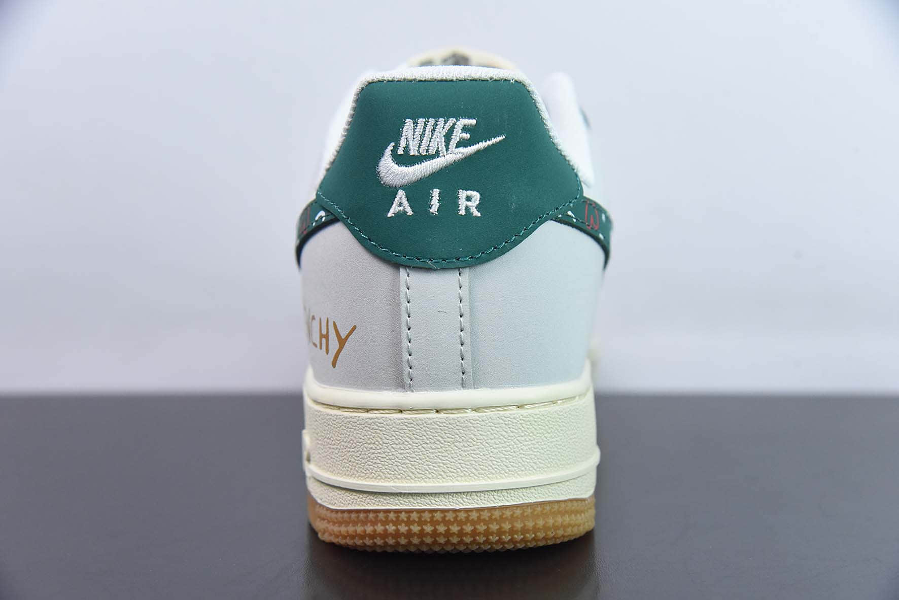 耐克Nike Air Force 1'07 Low 纪梵希联名白绿空军一号低帮休闲板鞋纯原版本 货号：BS9055-813　