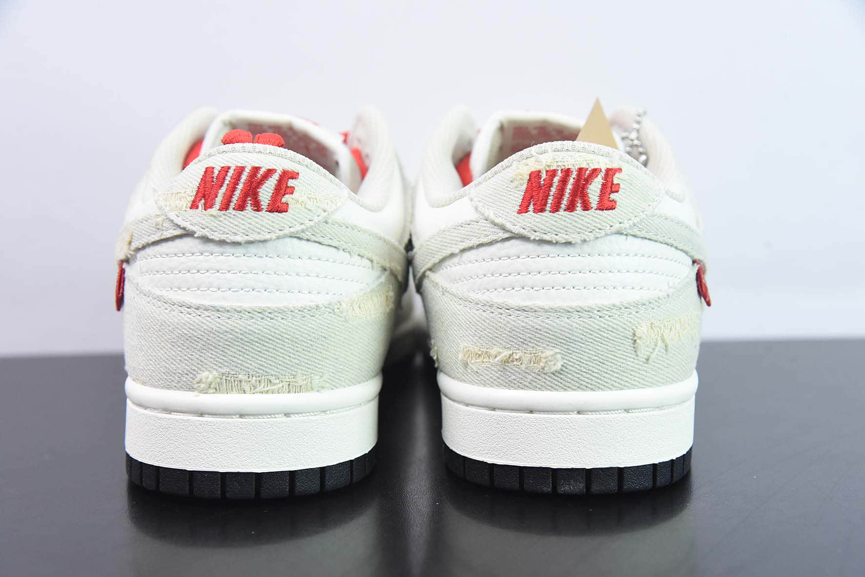 耐克Nike Levi's x Nike Dunk Low Exclusive Denim“李维斯联名拼接白米灰磨破牛仔布SB低帮复古板鞋纯原版本 货号：LE0021-003 