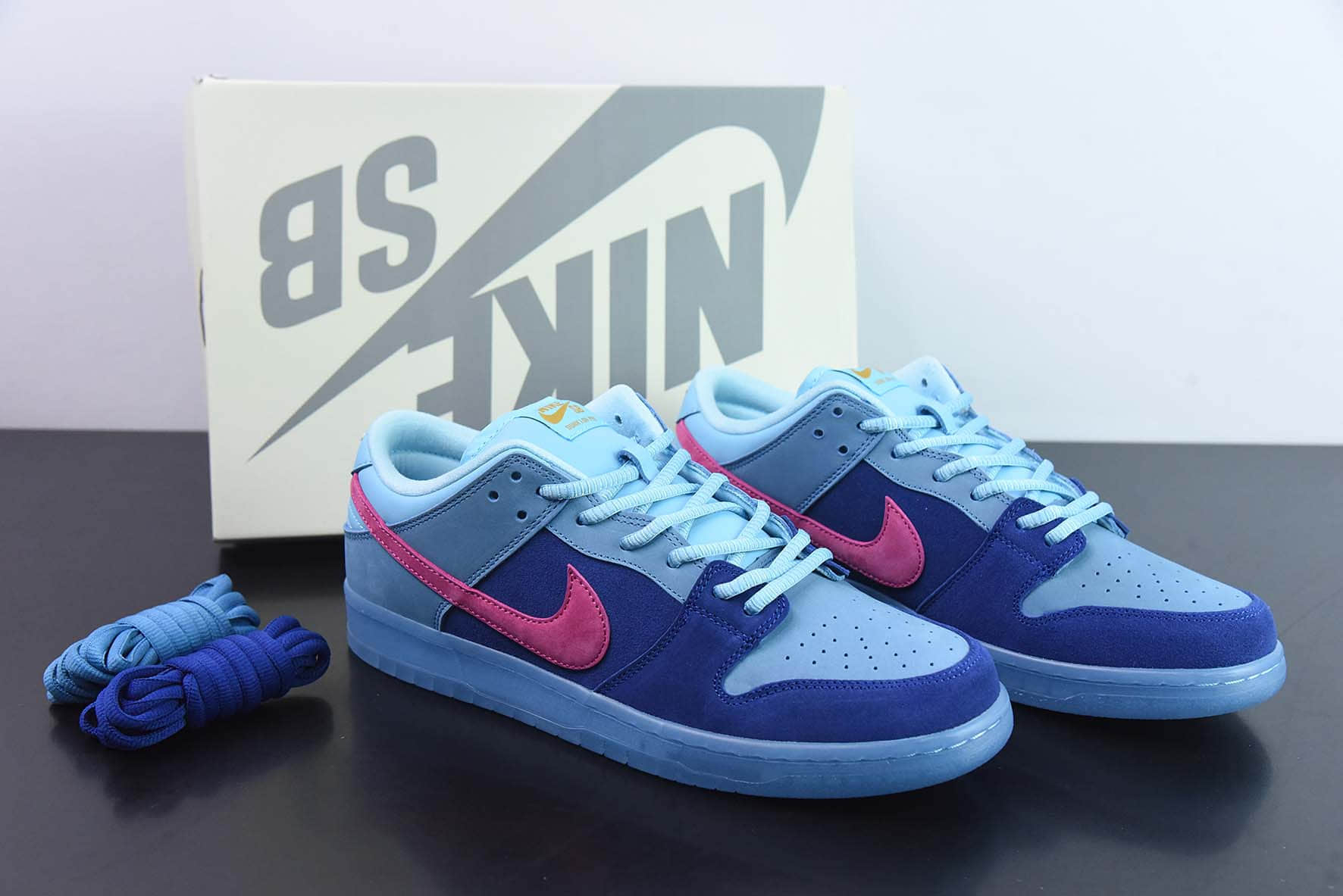 耐克Nike Run The Jewels × Nike Dunk SB Low 说唱歌手联名蓝毛怪SB低帮休闲滑板鞋纯原版本 货号： DO9404-400