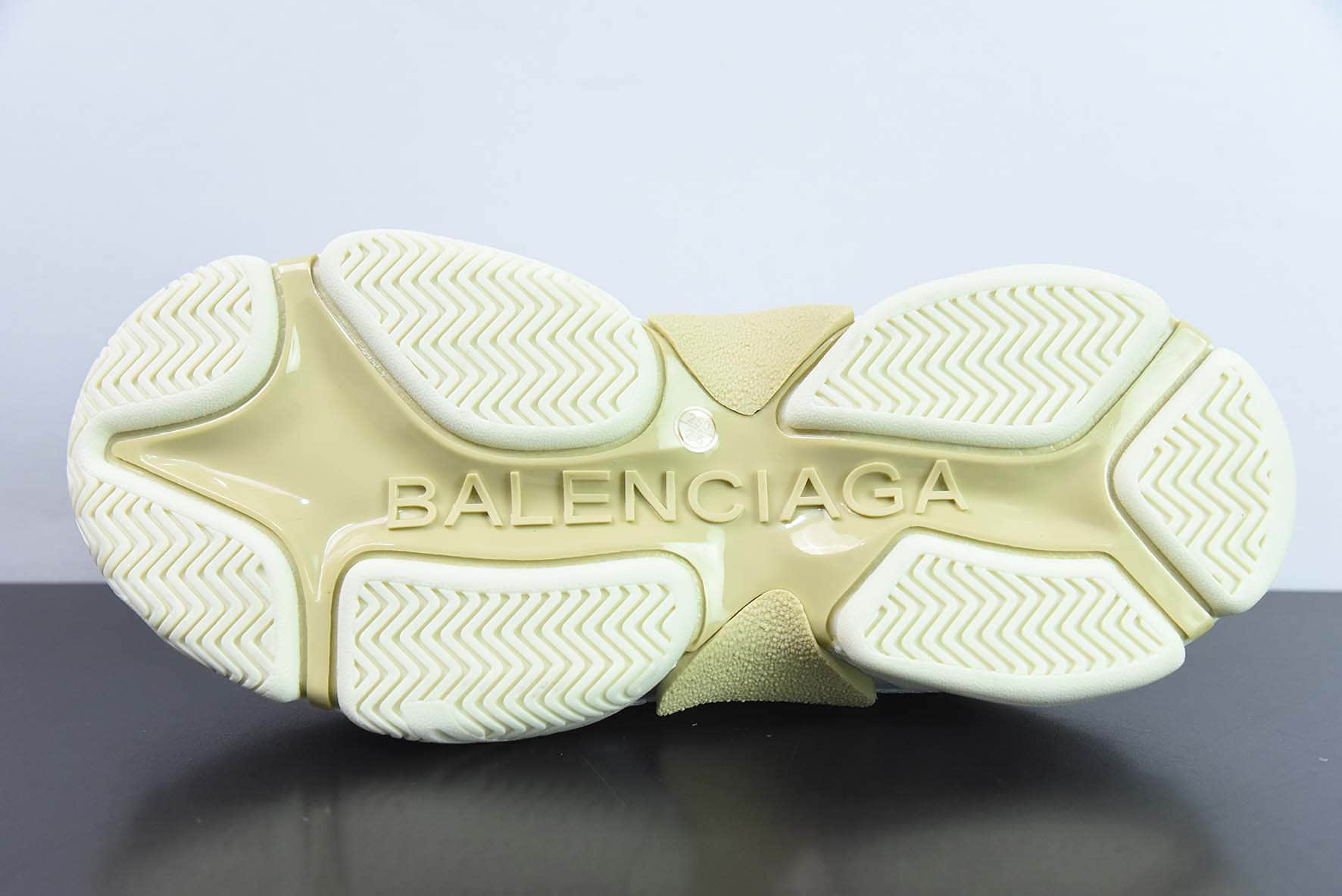 巴黎世家Balenciaga Triple S 巴黎世家米白一脚蹬半拖复古做旧老爹鞋纯原版本 货号：755687 W3SM2 9097