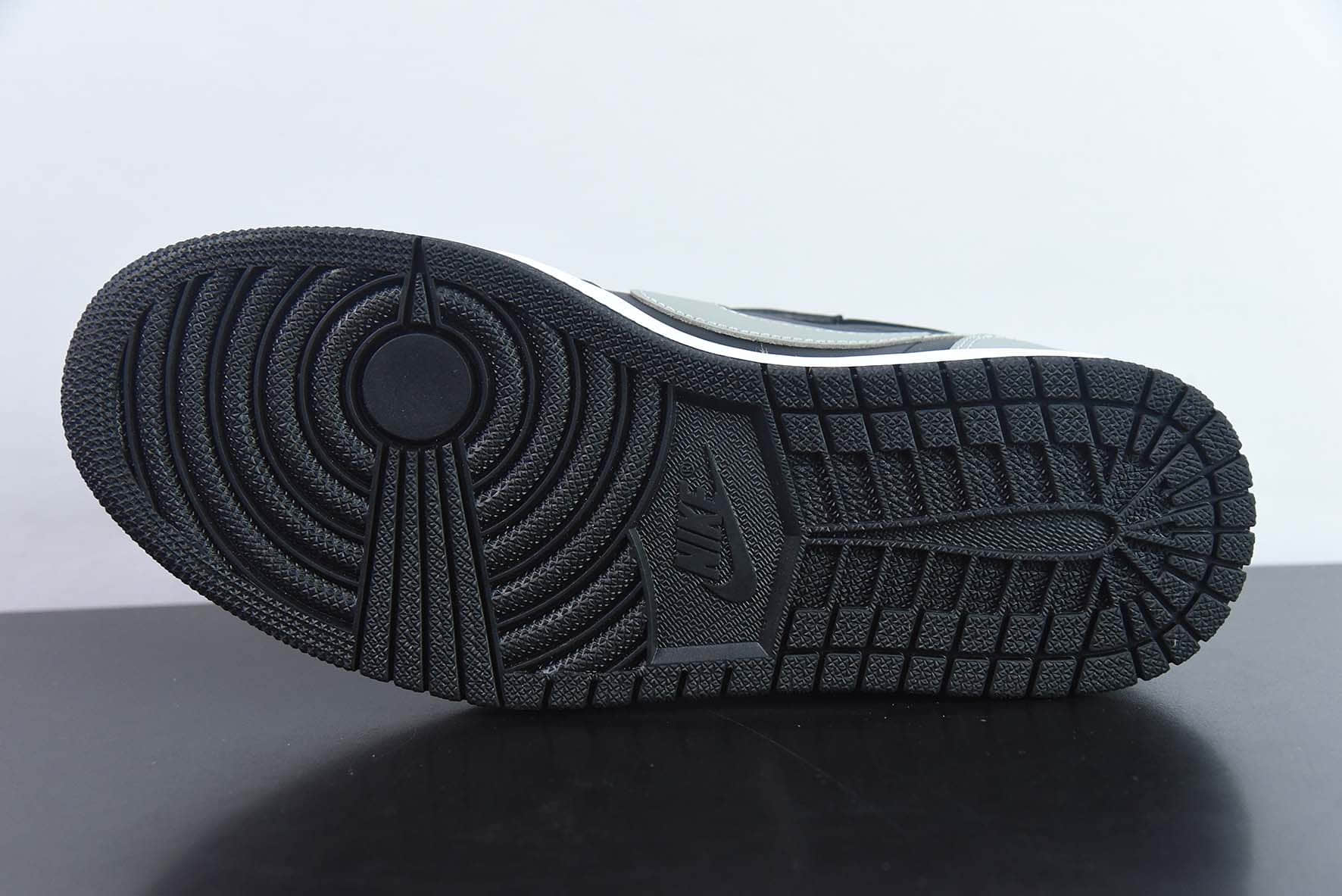 乔丹Air Jordan 1 Low OG 系列影子灰配色低帮复古篮球鞋纯原版本 货号：705329-003