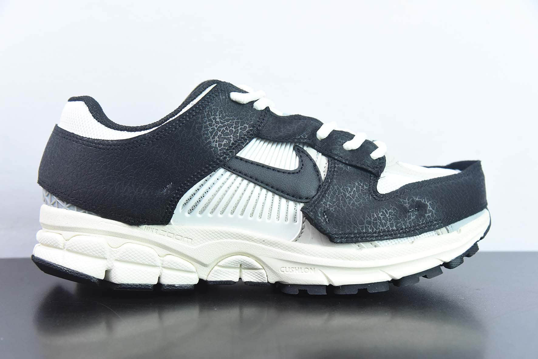 耐克Nike Zoom Vomero 5 佛莫罗5代系列黑白熊猫经典复古休闲运动慢跑鞋纯原版本 货号：FJ5474-133 