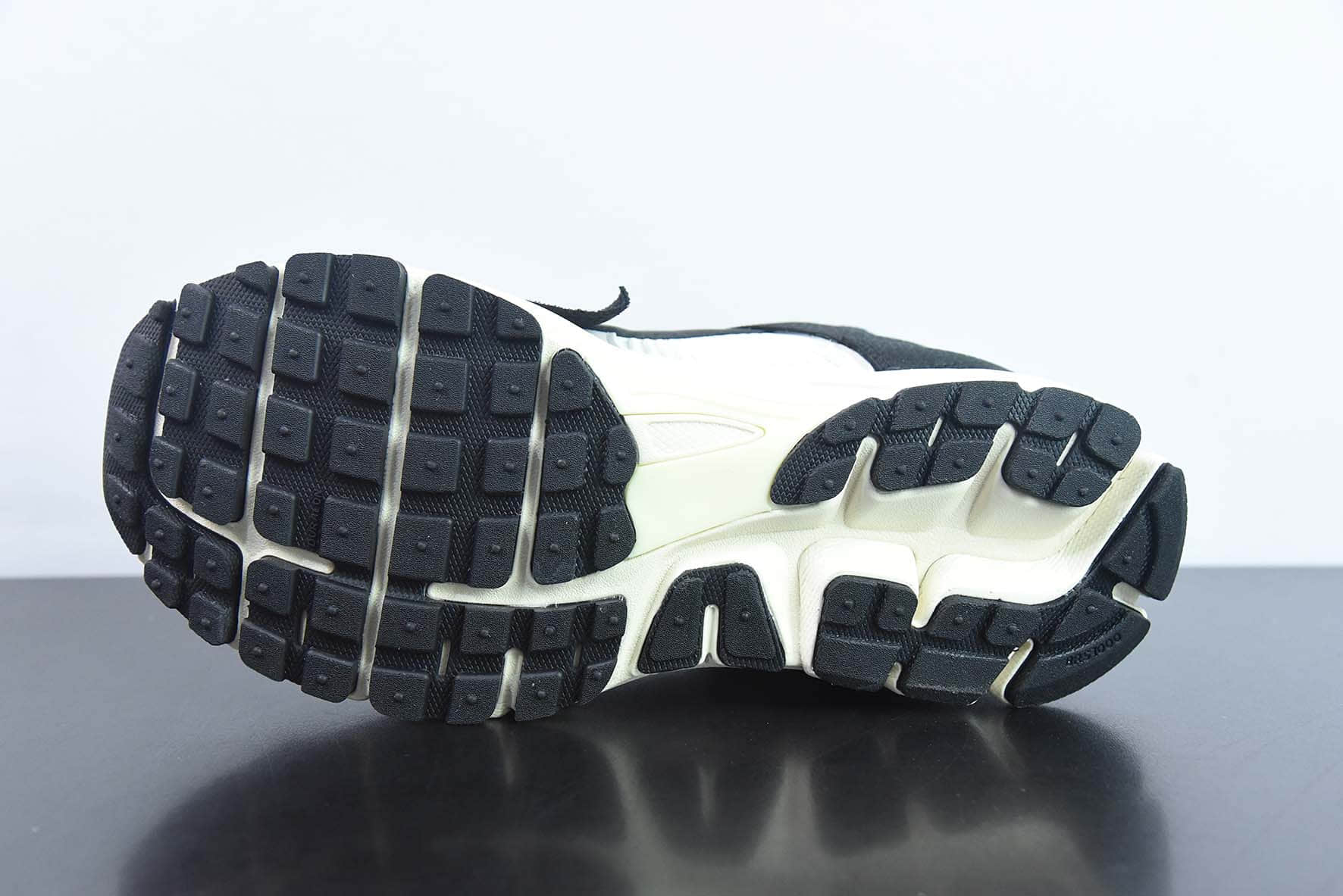 耐克Nike Zoom Vomero 5 佛莫罗5代系列黑白熊猫经典复古休闲运动慢跑鞋纯原版本 货号：FJ5474-133 
