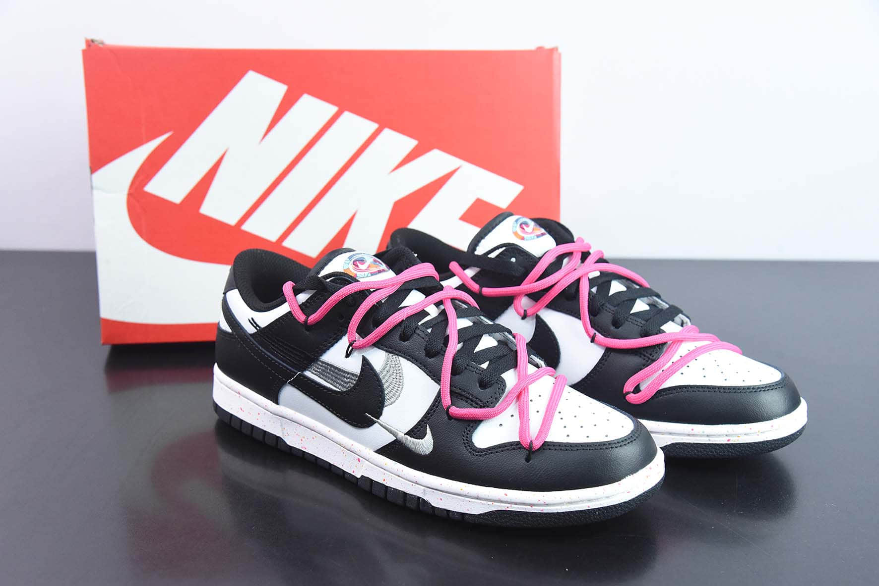 耐克Nike SB Dunk LowMulti-ColorSwoosh熊猫黑白粉绑绳三钩子扣篮系列低帮休闲运动滑板板鞋纯原版本 货号：FD4623-133