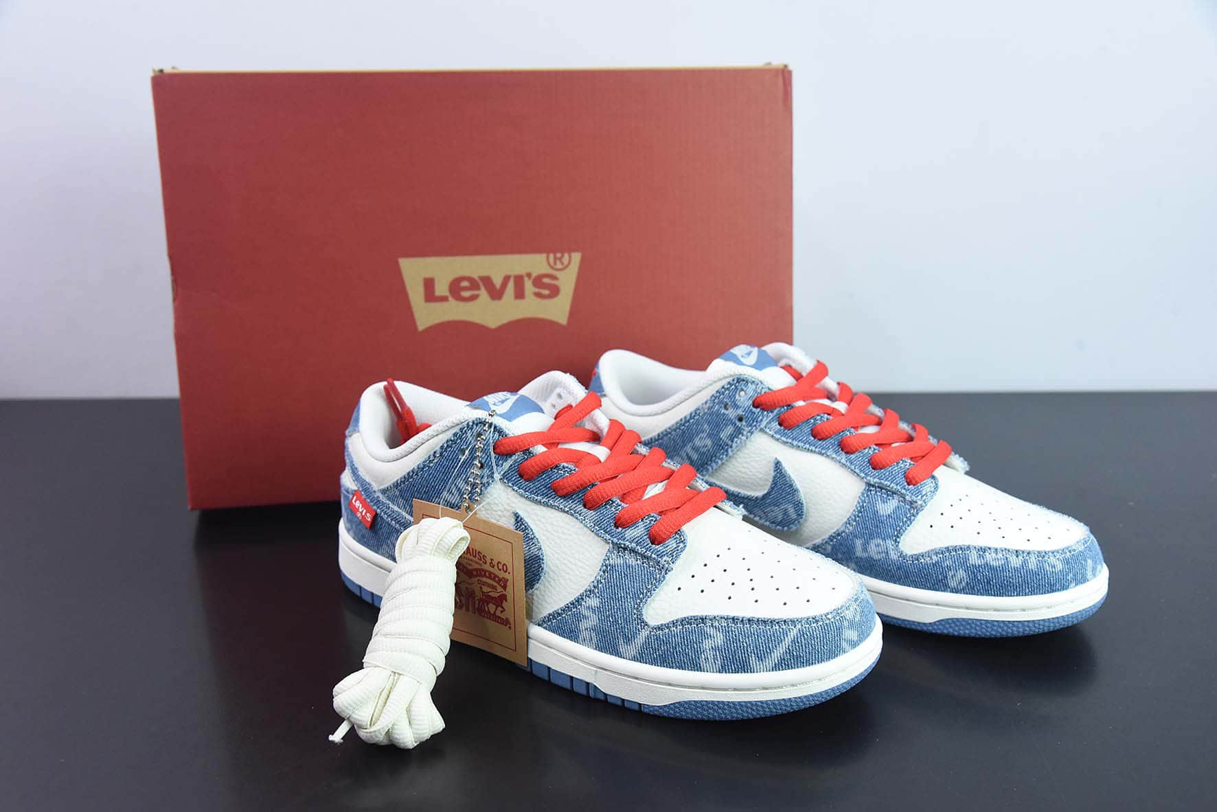 耐克Nike SB Dunk Low 李维斯联名牛仔白蓝SB低帮休闲滑板鞋纯原版本 货号：LE0021-002