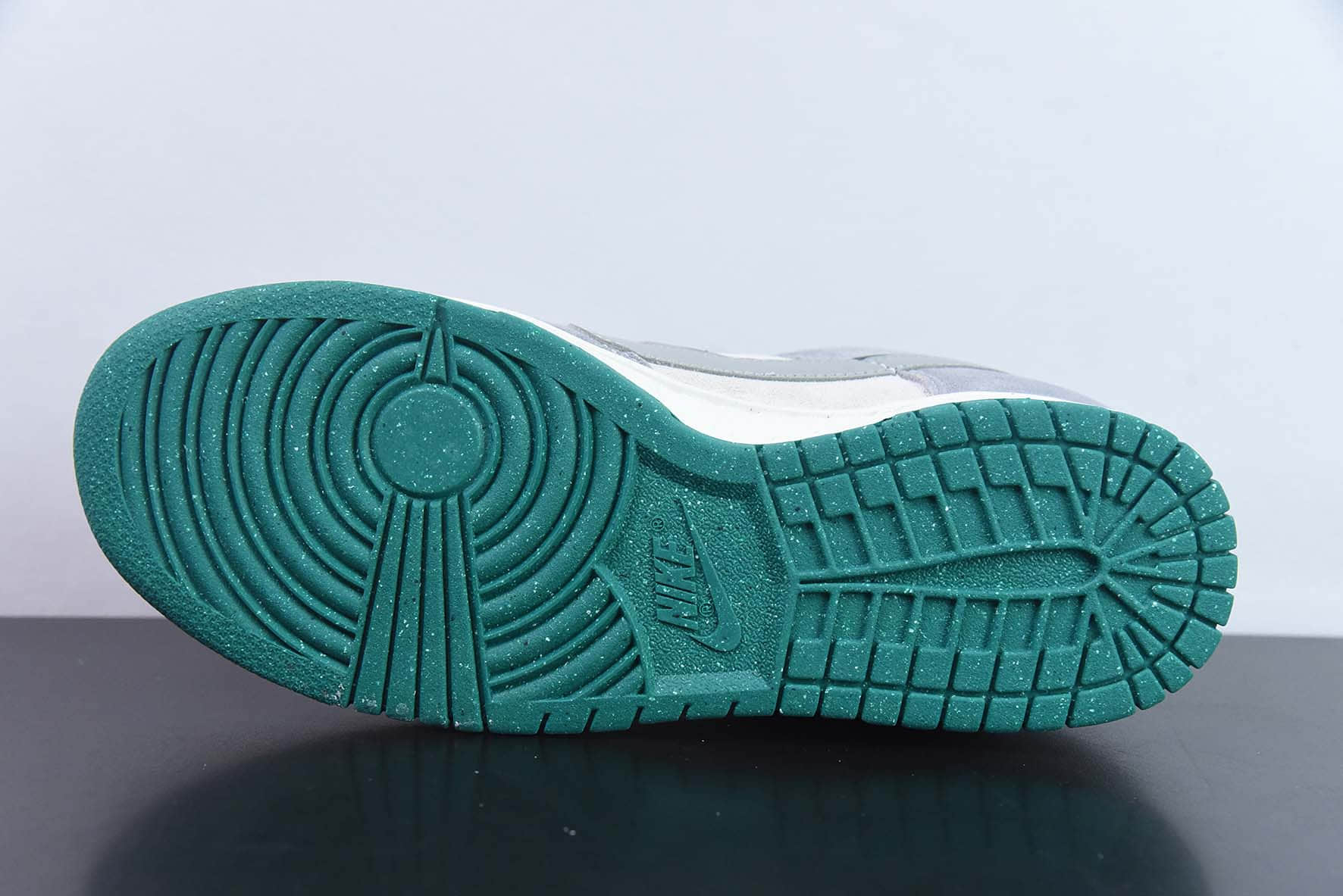 耐克Nike SB Dunk Low SE85 Double SwooshGreyBlackWhite拼色深灰浅灰黑白双钩雏菊运动滑板板鞋纯原版本 货号：DO9457-143 