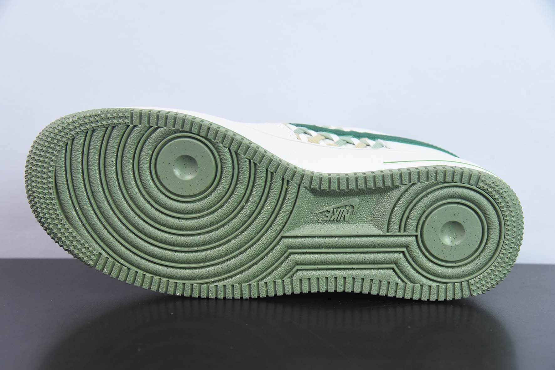 耐克Nike Air Force 1 '07 Low 白绿编织小香风空军一号低帮休闲板鞋纯原版本 货号：FN0369-100 