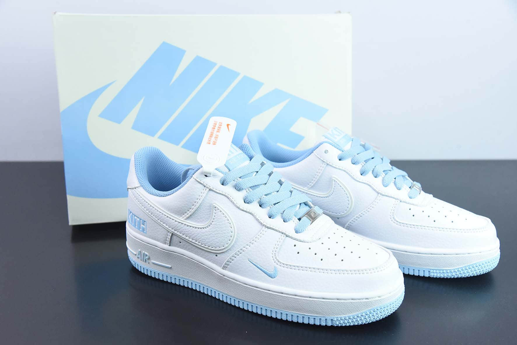 耐克Nike Kith x Nike Air Force 1 '07 LowWhiteUNC白大学蓝小钩联名款空军一号低帮休闲板鞋纯原版本 货号：KT1659-002