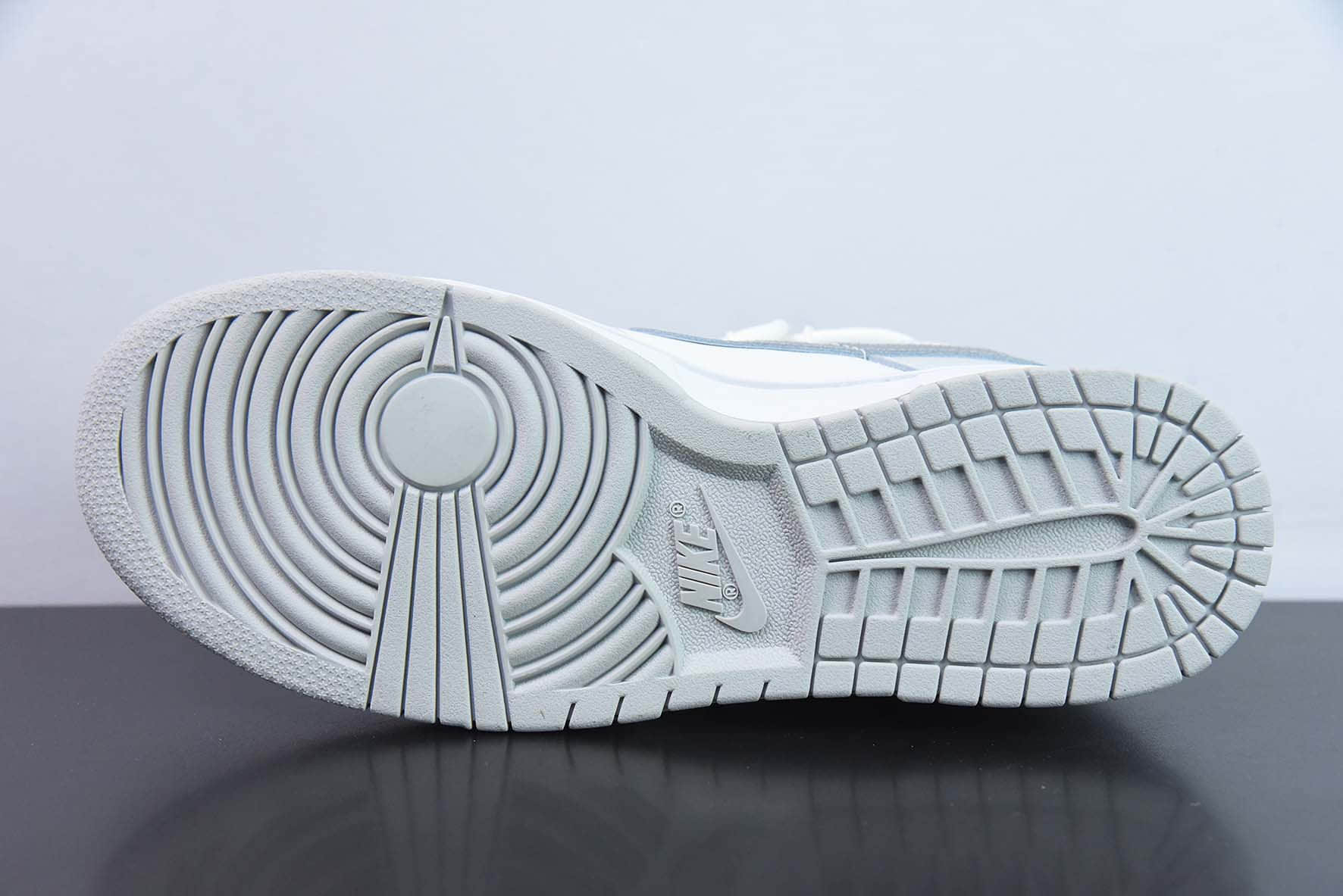 耐克Nike Dunk Low SB 白灰绑带定制版低帮滑板鞋纯原版本 货号：DH7913-001 