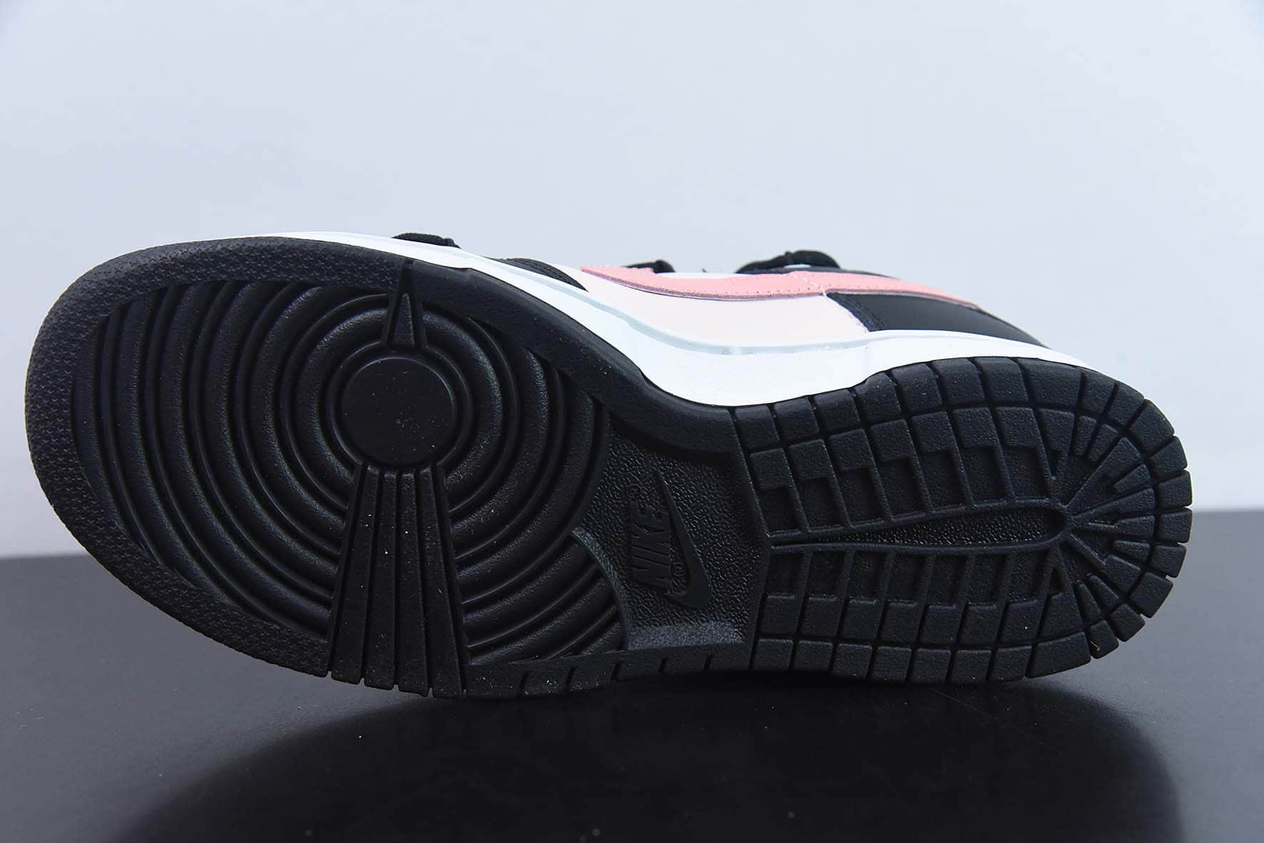 耐克Nike Dunk Low SB 白黑粉绑带定制版低帮滑板鞋纯原版本 货号：CW1590-100