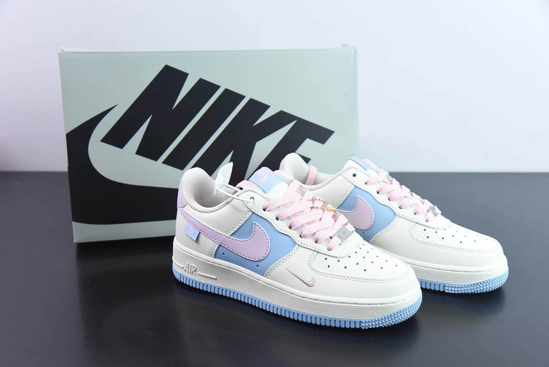 耐克Nike Air Force 1 '07 Low QSSail WhiteBluePink Swoosh皮革米白浅蓝粉小钩空军一号经典低帮百搭休闲运动板鞋纯原版本 货号：DB3301-222 