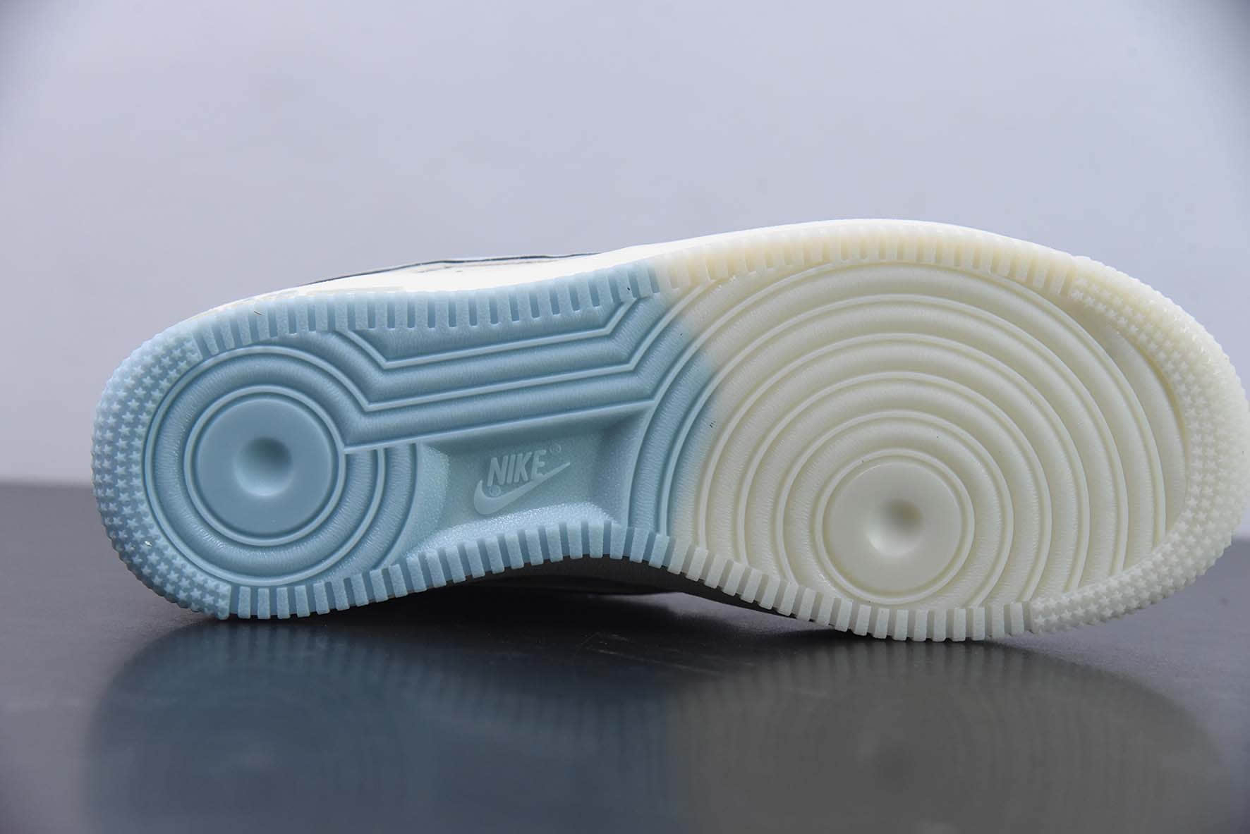 耐克Nike Air Force 1 Low '07 天蓝小勾满天星低帮空军一号休闲板鞋纯原版本 货号：JJ0253-008