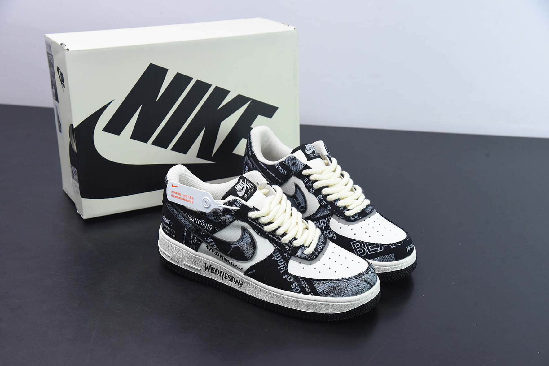 耐克Nike Air Force 1 Low '07 “涂鸦黑白星期三美剧”低帮空军一号休闲板鞋纯原版本 货号：FB0607-011