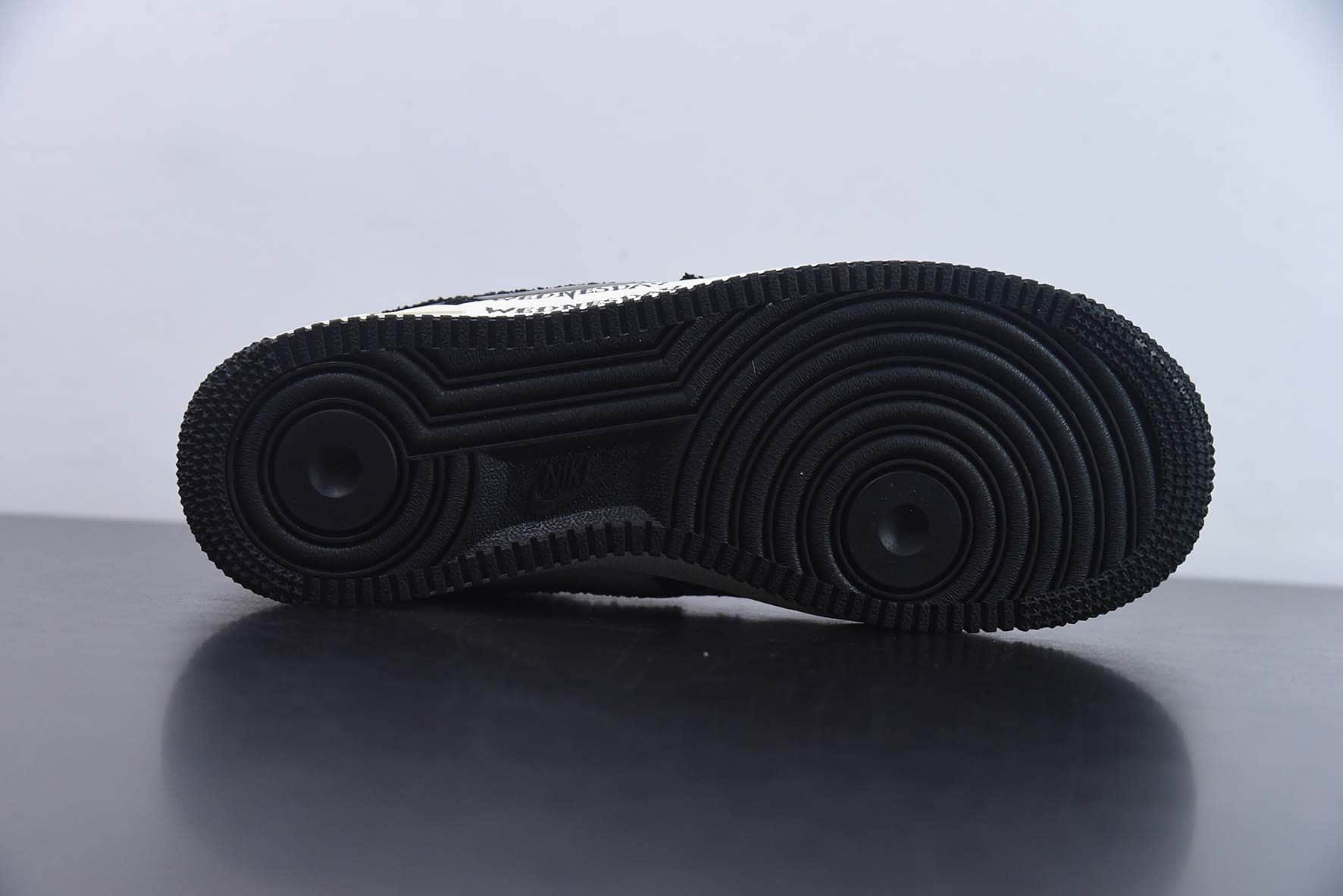 耐克Nike Air Force 1 Low '07 “涂鸦黑白星期三美剧”低帮空军一号休闲板鞋纯原版本 货号：FB0607-011