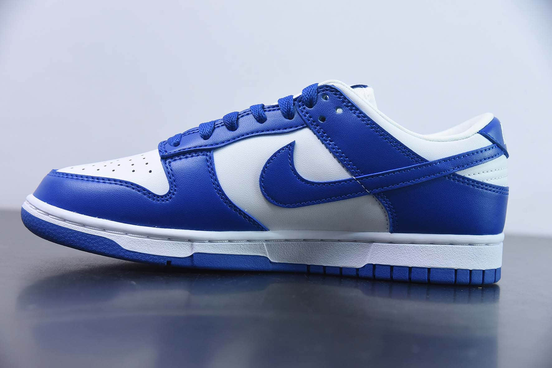 耐克Nike SB Dunk Low “Habibi” 天空蓝白SB扣篮系列复古低帮休闲运动滑板板鞋纯原版本 货号：JU1726-100