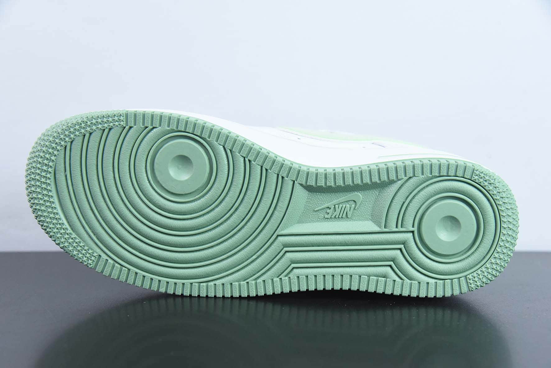耐克Nike Air Force 1‘07 Low ”Swoosh“ 草绿小勾空军一号低帮休闲板鞋纯原版本 货号：CV5696-968