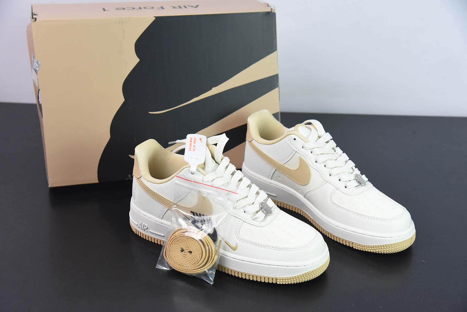 耐克Nike Air Force 1 Low猿人头联名米白黄色双勾空军一号低帮运动休闲板鞋纯原版本 货号：BS9055-747