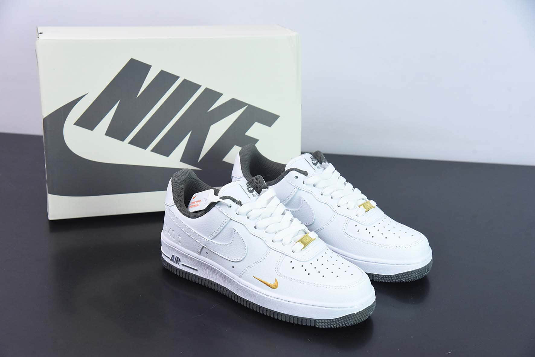 耐克Nike Air Force 1'0740th AnniversaryWhiteDark Grey40周年版白暗灰金小钩空军一号低帮休闲板鞋纯原版本 货号：DD1225-008 