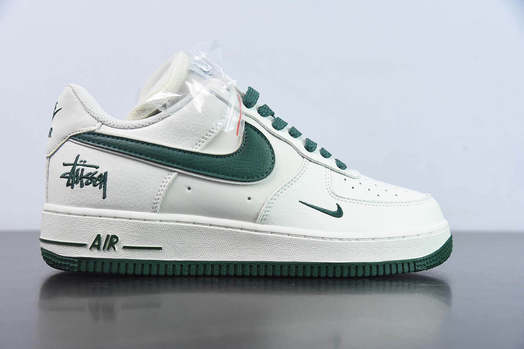 耐克NIke Air Force 1 '07 Low 斯图西联名米白墨绿空军一号低帮休闲板鞋纯原版本 货号：AE1686-106