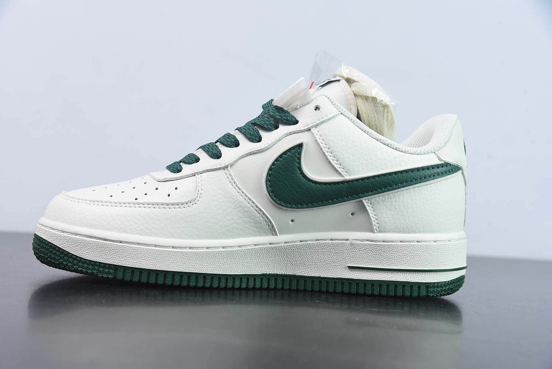 耐克NIke Air Force 1 '07 Low 斯图西联名米白墨绿空军一号低帮休闲板鞋纯原版本 货号：AE1686-106