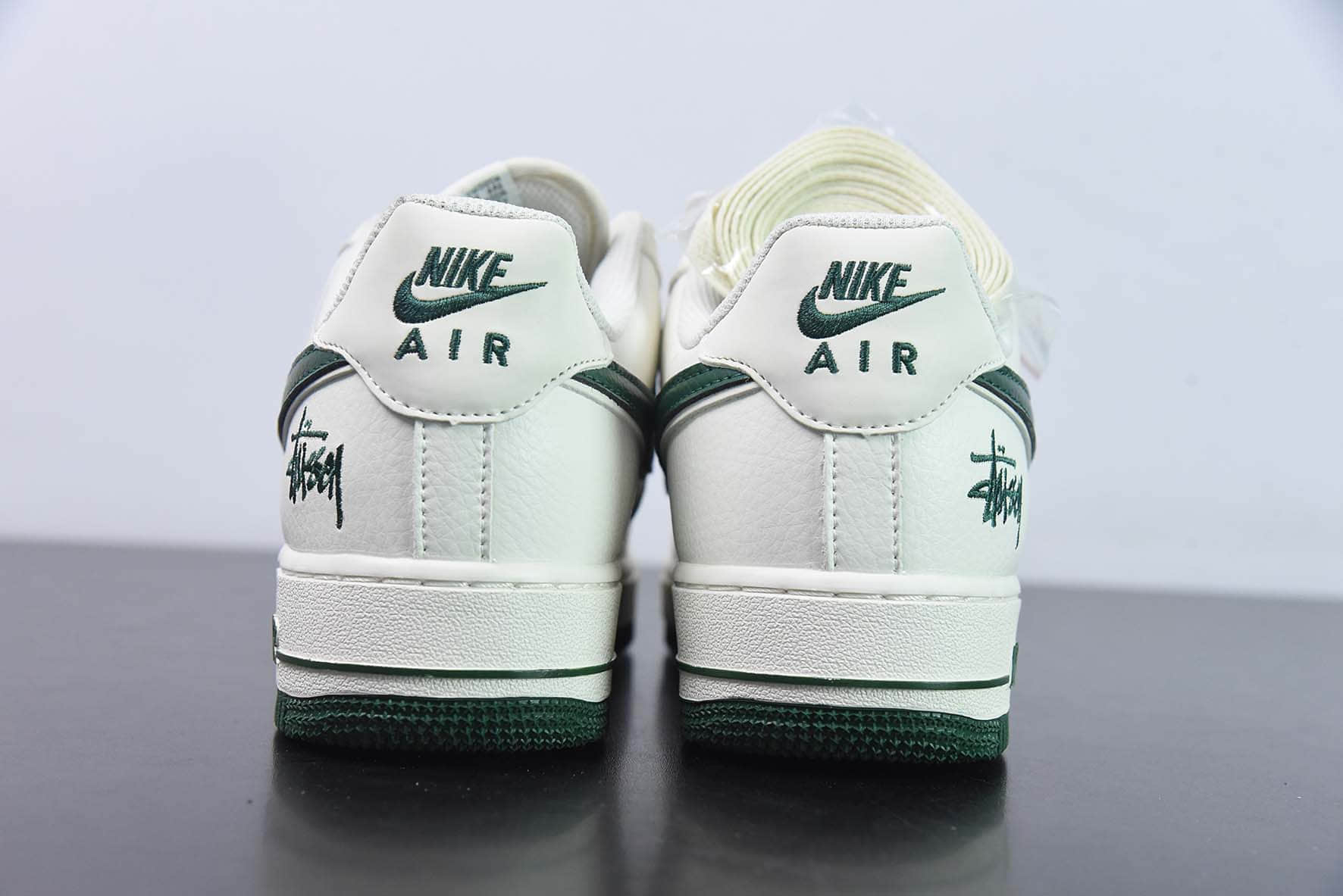 耐克NIke Air Force 1 '07 Low 斯图西联名米白墨绿空军一号低帮休闲板鞋纯原版本 货号：AE1686-106