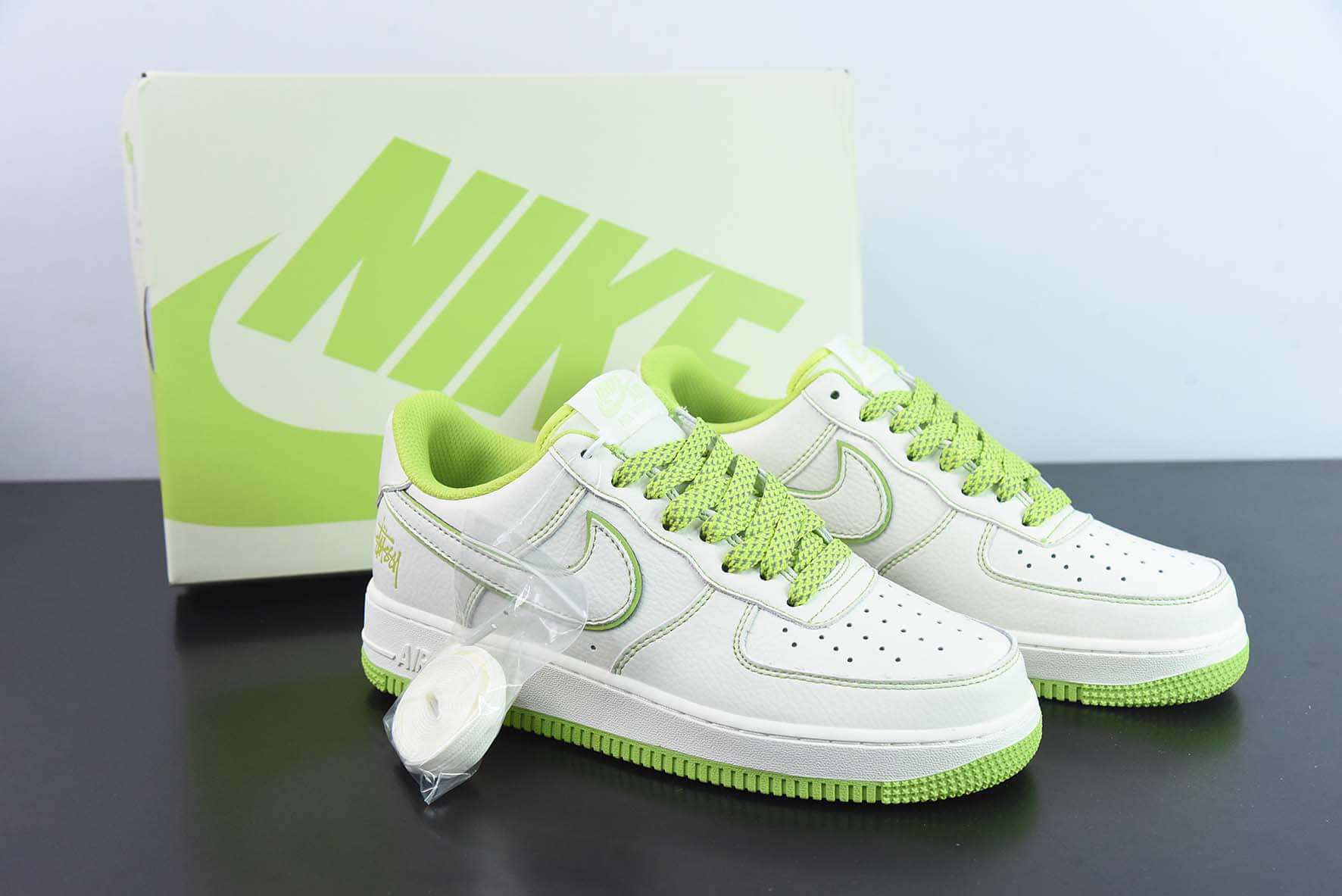 耐克Nike Stussyx Nike Air Force 1 Low斯图西联名白绿反光空军一号低帮休闲板鞋纯原版本 货号：UN1635-888