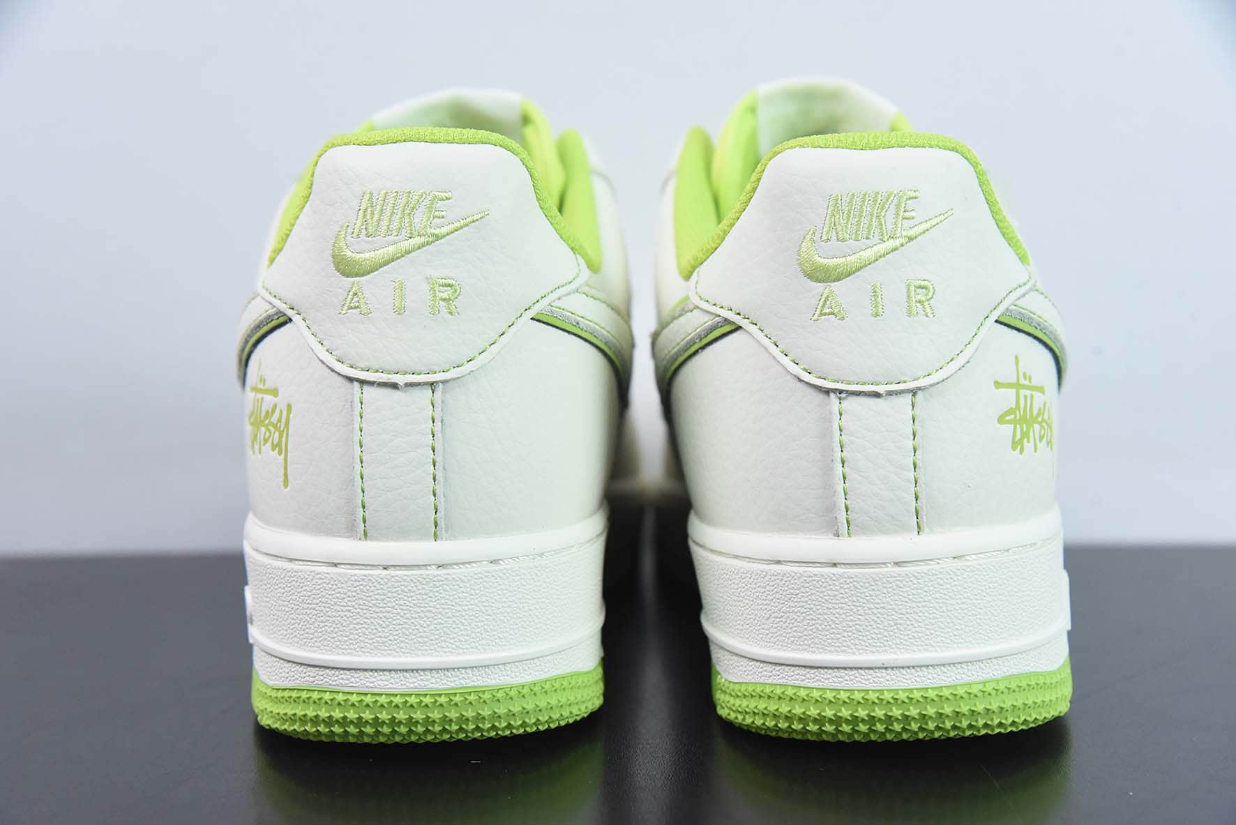 耐克Nike Stussyx Nike Air Force 1 Low斯图西联名白绿反光空军一号低帮休闲板鞋纯原版本 货号：UN1635-888