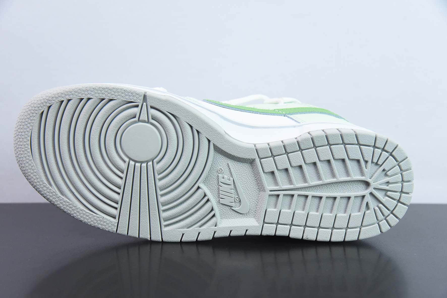 耐克Nike Dunk Low 奶缇莓莓灰白绿解构SB低帮休闲滑板鞋纯原版本 货号：FD1232-002
