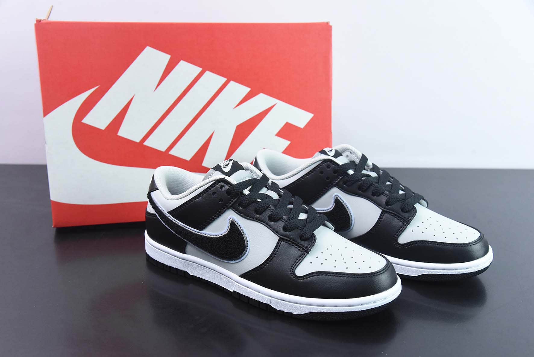 耐克Nike Dunk Low Retro ”chenille swoosh“ 绒钩黑灰熊猫低帮休闲运动板鞋纯原版本 货号：DQ7683-001