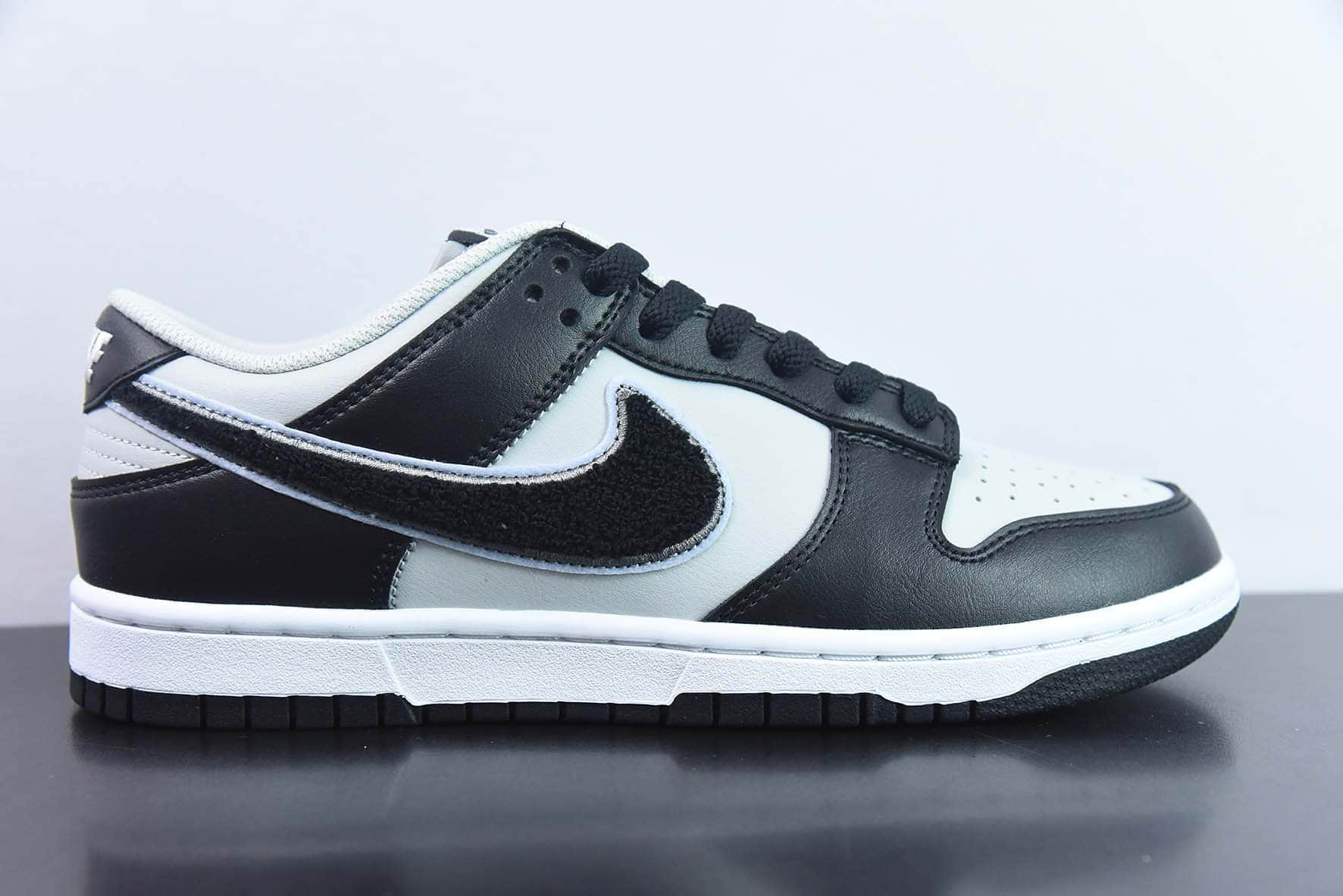 耐克Nike Dunk Low Retro ”chenille swoosh“ 绒钩黑灰熊猫低帮休闲运动板鞋纯原版本 货号：DQ7683-001