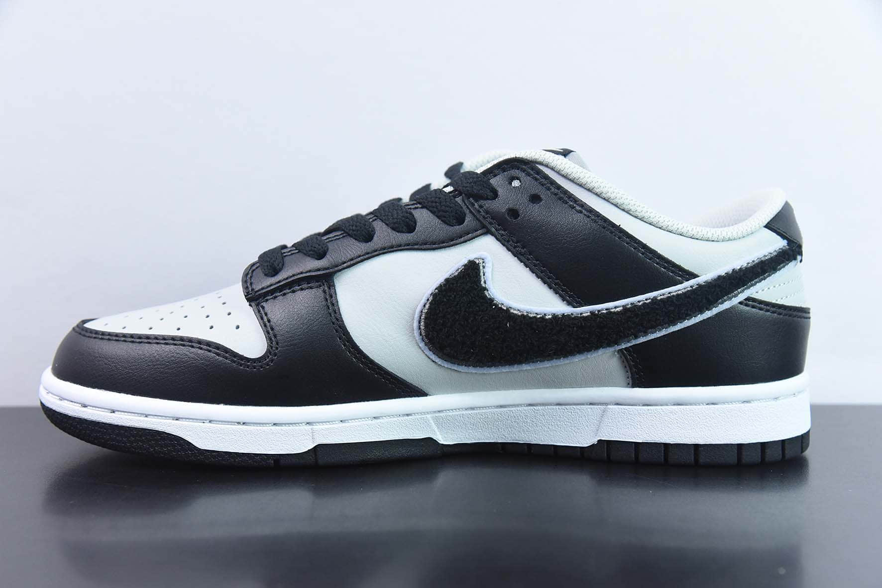 耐克Nike Dunk Low Retro ”chenille swoosh“ 绒钩黑灰熊猫低帮休闲运动板鞋纯原版本 货号：DQ7683-001