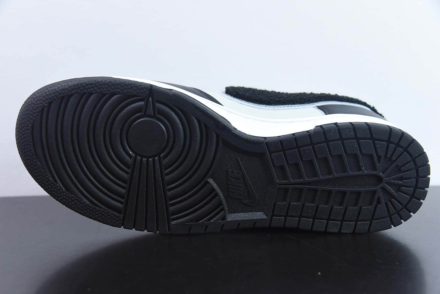 耐克Nike Dunk Low Retro ”chenille swoosh“ 绒钩黑灰熊猫低帮休闲运动板鞋纯原版本 货号：DQ7683-001