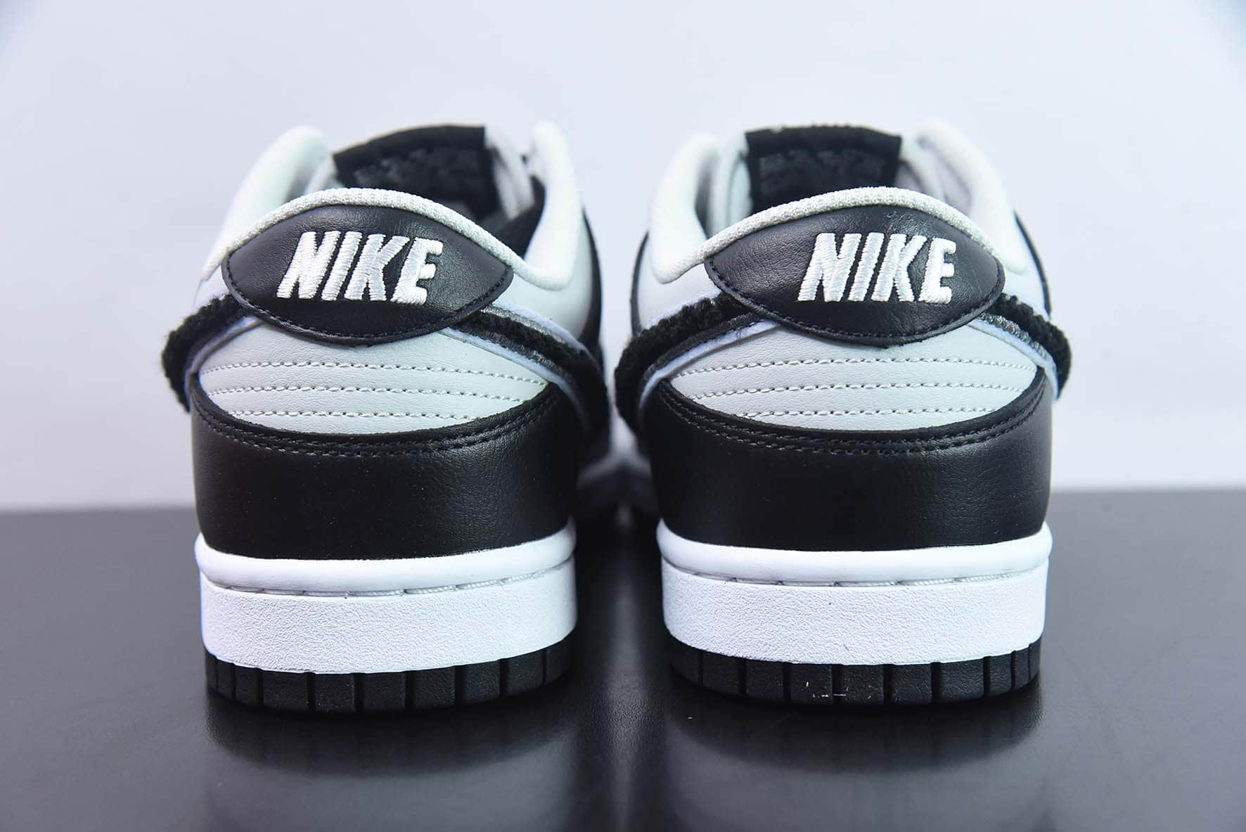 耐克Nike Dunk Low Retro ”chenille swoosh“ 绒钩黑灰熊猫低帮休闲运动板鞋纯原版本 货号：DQ7683-001