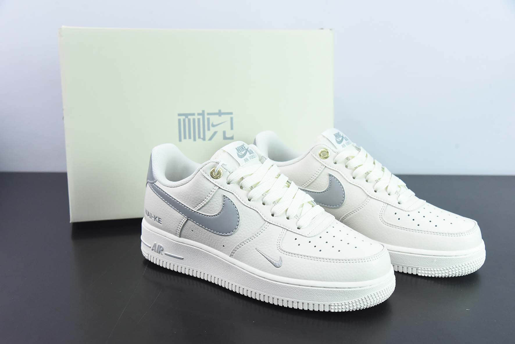 耐克Nike Air Force 1 Low 白灰3M反光版 NAI-KE 字母印花空军一号低帮休闲板鞋纯原版本 货号：NK0621-977