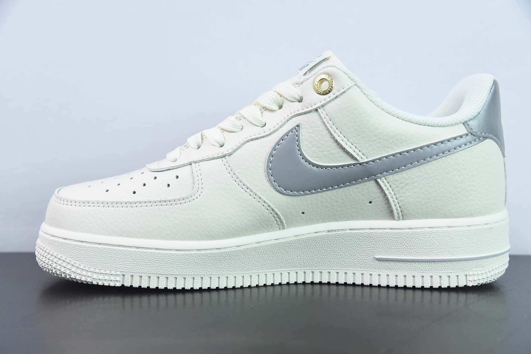 耐克Nike Air Force 1 Low 白灰3M反光版 NAI-KE 字母印花空军一号低帮休闲板鞋纯原版本 货号：NK0621-977