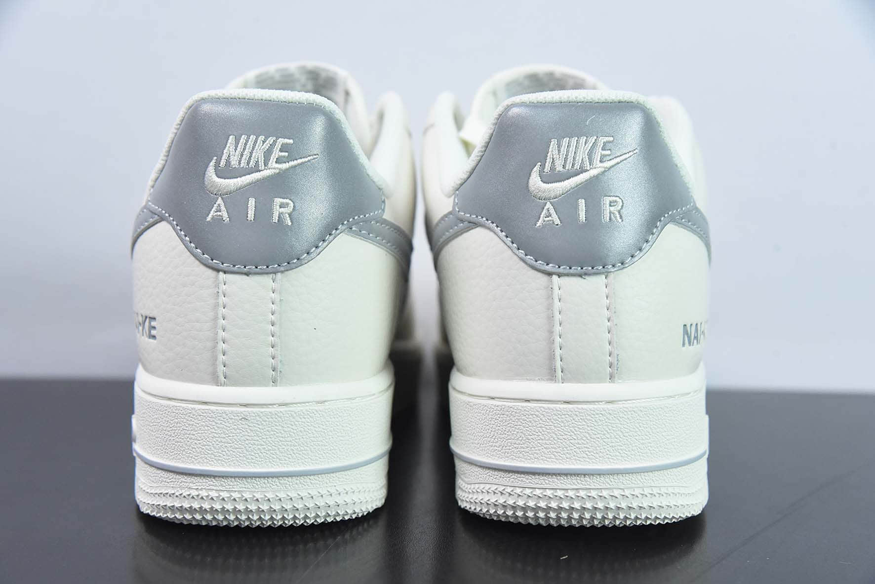 耐克Nike Air Force 1 Low 白灰3M反光版 NAI-KE 字母印花空军一号低帮休闲板鞋纯原版本 货号：NK0621-977