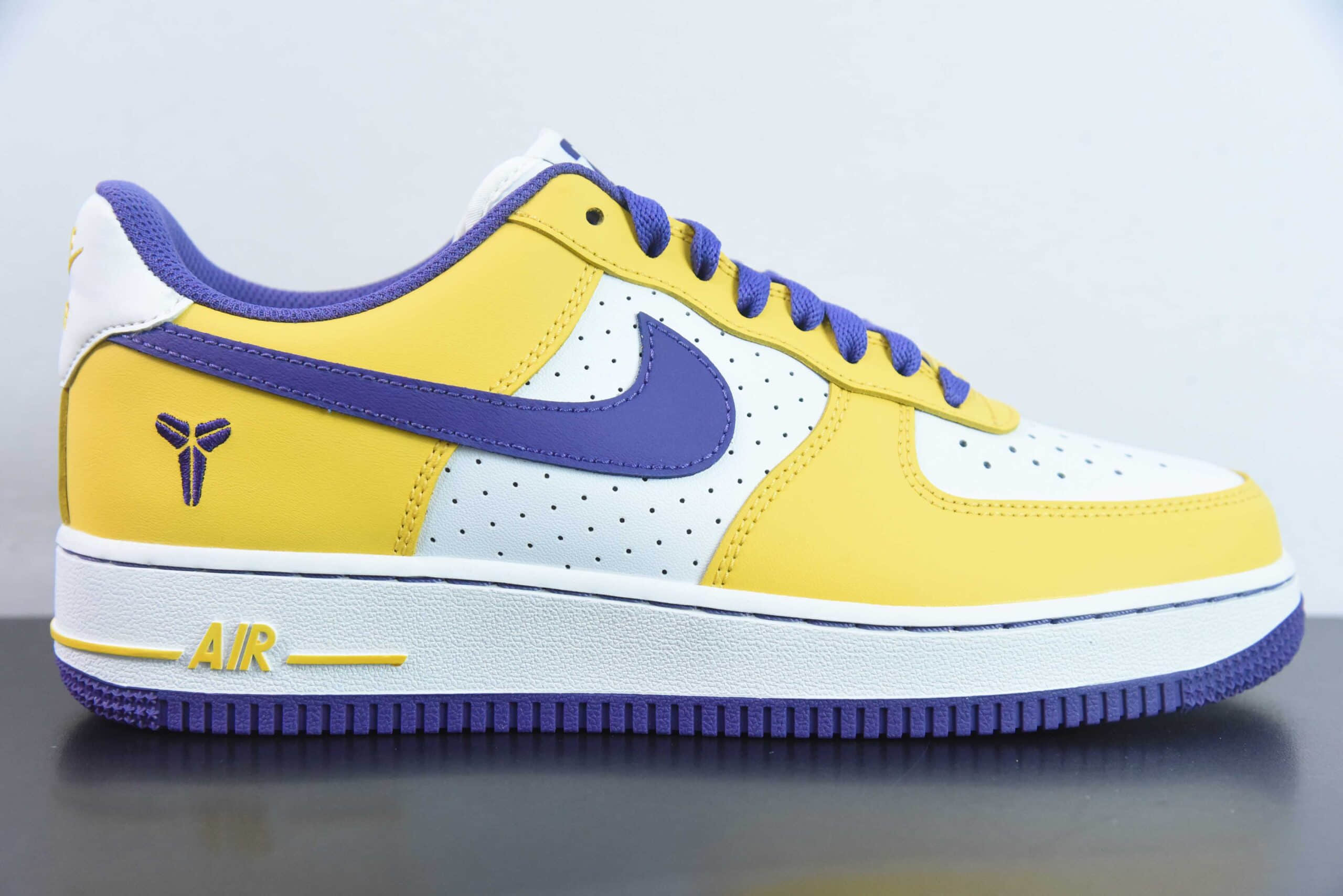 耐克Nike Kobe Bryant x NK Air Force 1 Low Retro QS科比限定白紫黄紫金湖人空军一号低帮休闲板鞋纯原版本 货号：FZ1151-100 