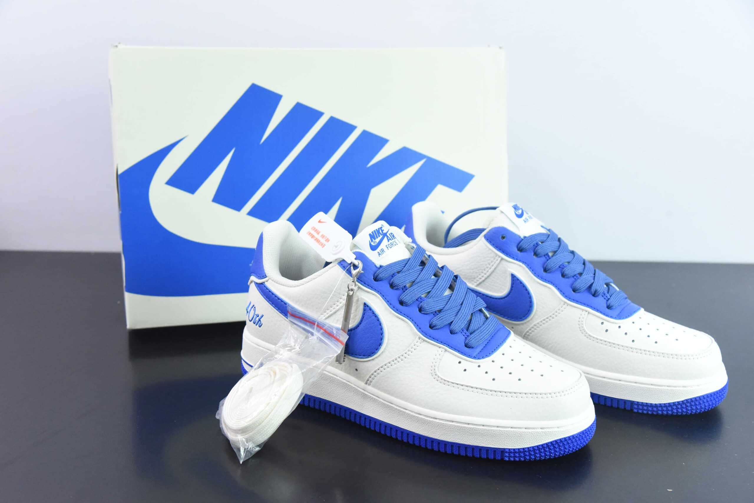 耐克Nike Air Force 1 Low “40TH” 皮革米白蓝银叠勾空军一号低帮休闲板鞋纯原版本 货号：JF1983-555 