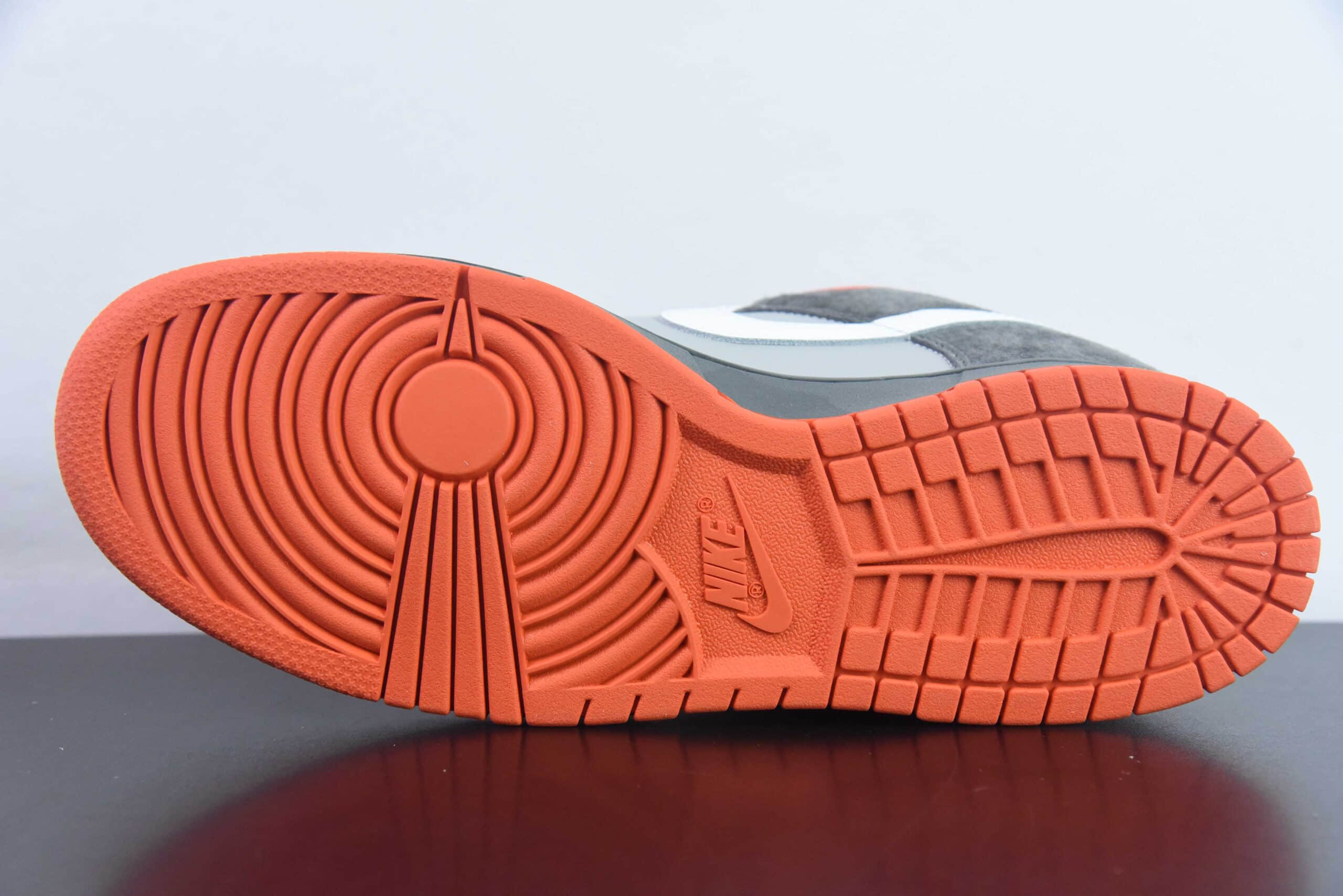 耐克Nike Dunk SB Low Staple NYC Pigeon 灰鸽子SB低帮休闲滑板鞋纯原版本 货号：304292-011