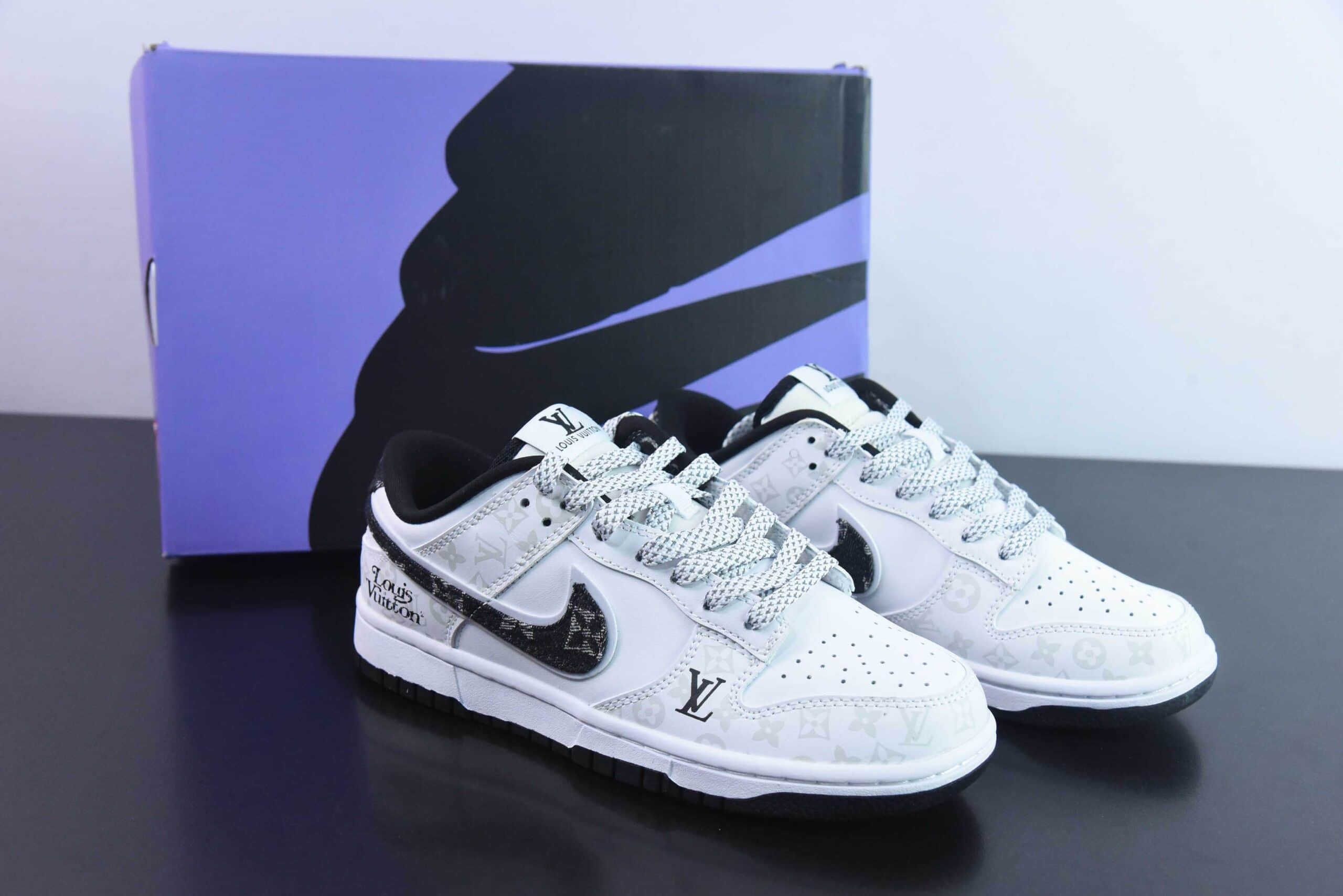 耐克Nike Louis Vuitton x Nike SB Dunk LowWhiteBlackLV Monogram皮革白黑LV印花扣篮系列低帮休闲运动滑板板鞋纯原版本 货号：DD1391-136 