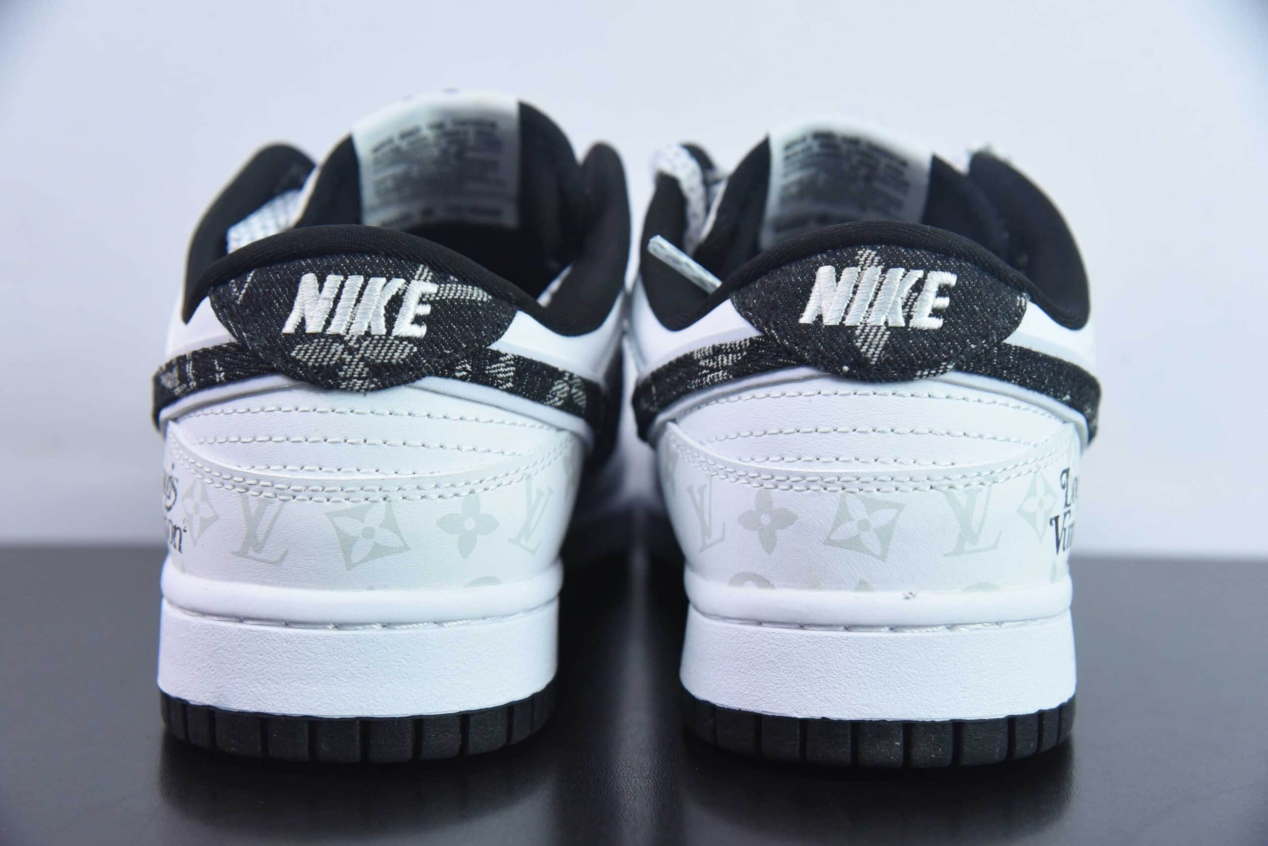 耐克Nike Louis Vuitton x Nike SB Dunk LowWhiteBlackLV Monogram皮革白黑LV印花扣篮系列低帮休闲运动滑板板鞋纯原版本 货号：DD1391-136 